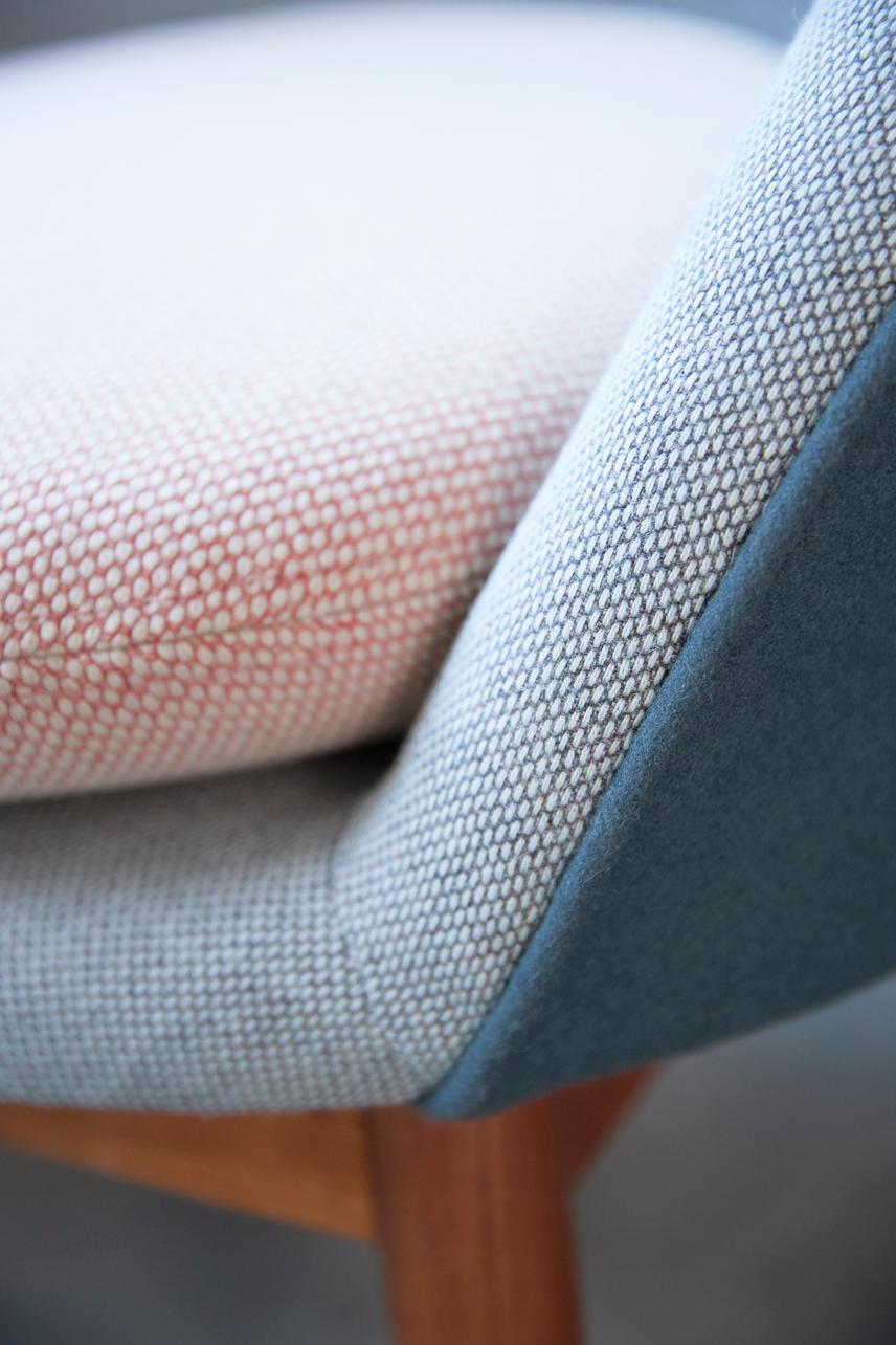 Fried Egg Sofa Hellgrün Petrol blassrosa Pfirsich von Warm Nordic (Postmoderne)
