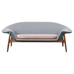 Hellgrünes Petrol-Sofa mit Pfirsichmotiv von Warm Nordic