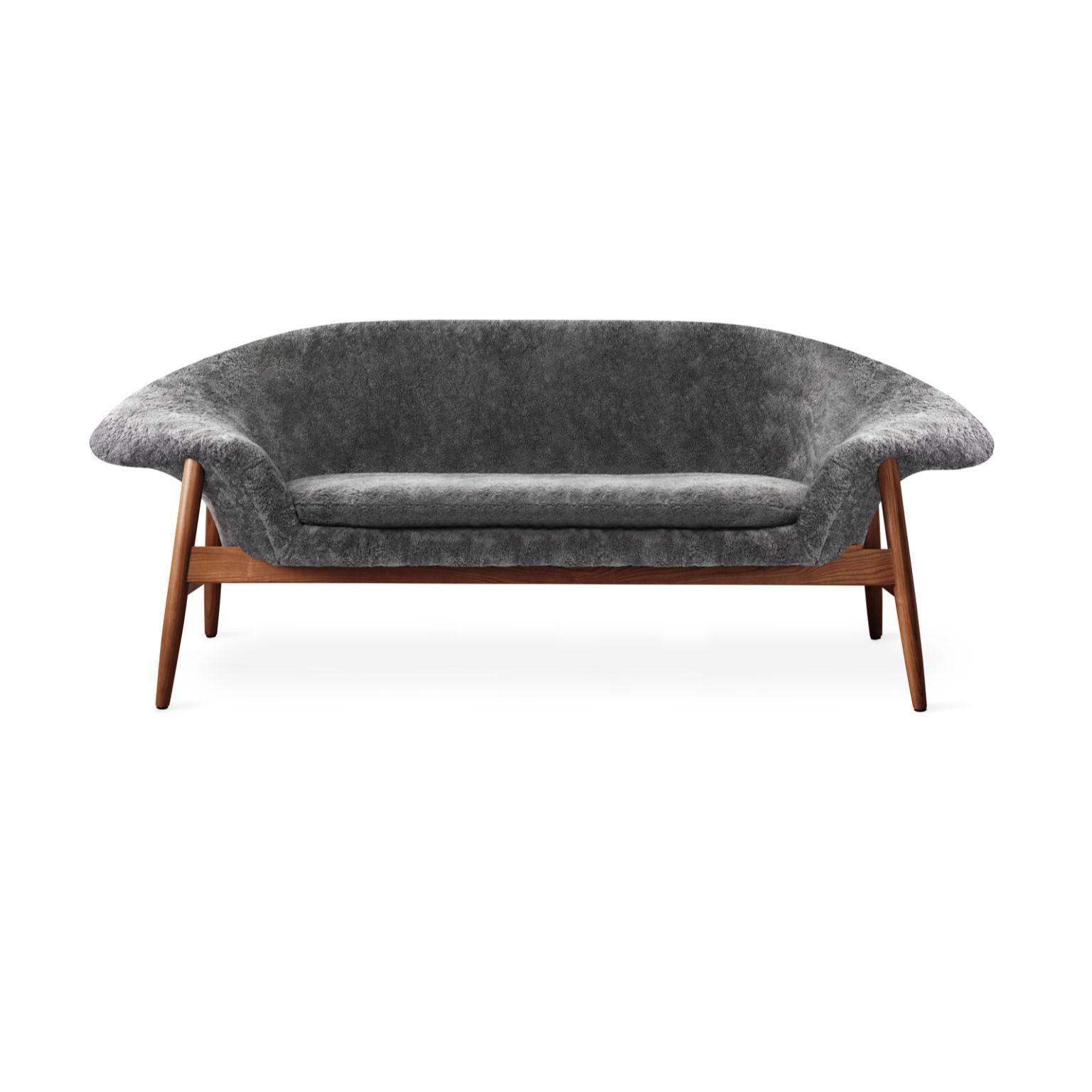 Fried egg sofa sheepskin Scandinavian grey by Warm Nordic
Dimensions: D186 x W68 x H 68 cm.
Material: Sheepskin upholstery, solid oiled teak.
Weight: 42 kg
Also available in different colours and finishes.

Warm Nordic is an ambitious design
