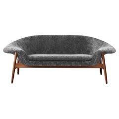 Sofa aus Schafsfell in skandinavischem Grau mit Friedeiermotiv von Warm Nordic