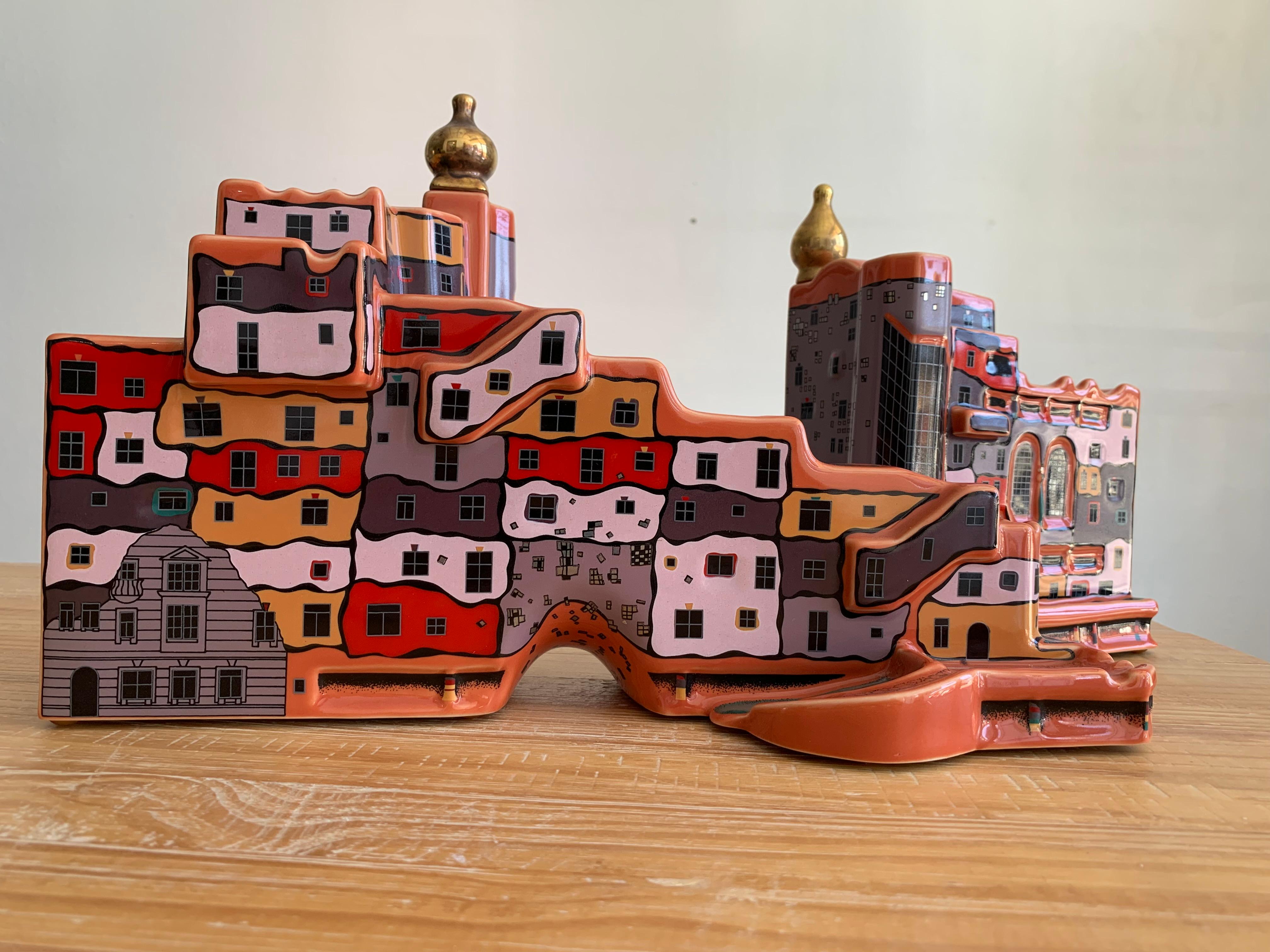 Das Hundertwasser-Haus Magdeburg, limitierte Auflage, vom Künstler signiert – Sculpture von Friedensreich Hundertwasser