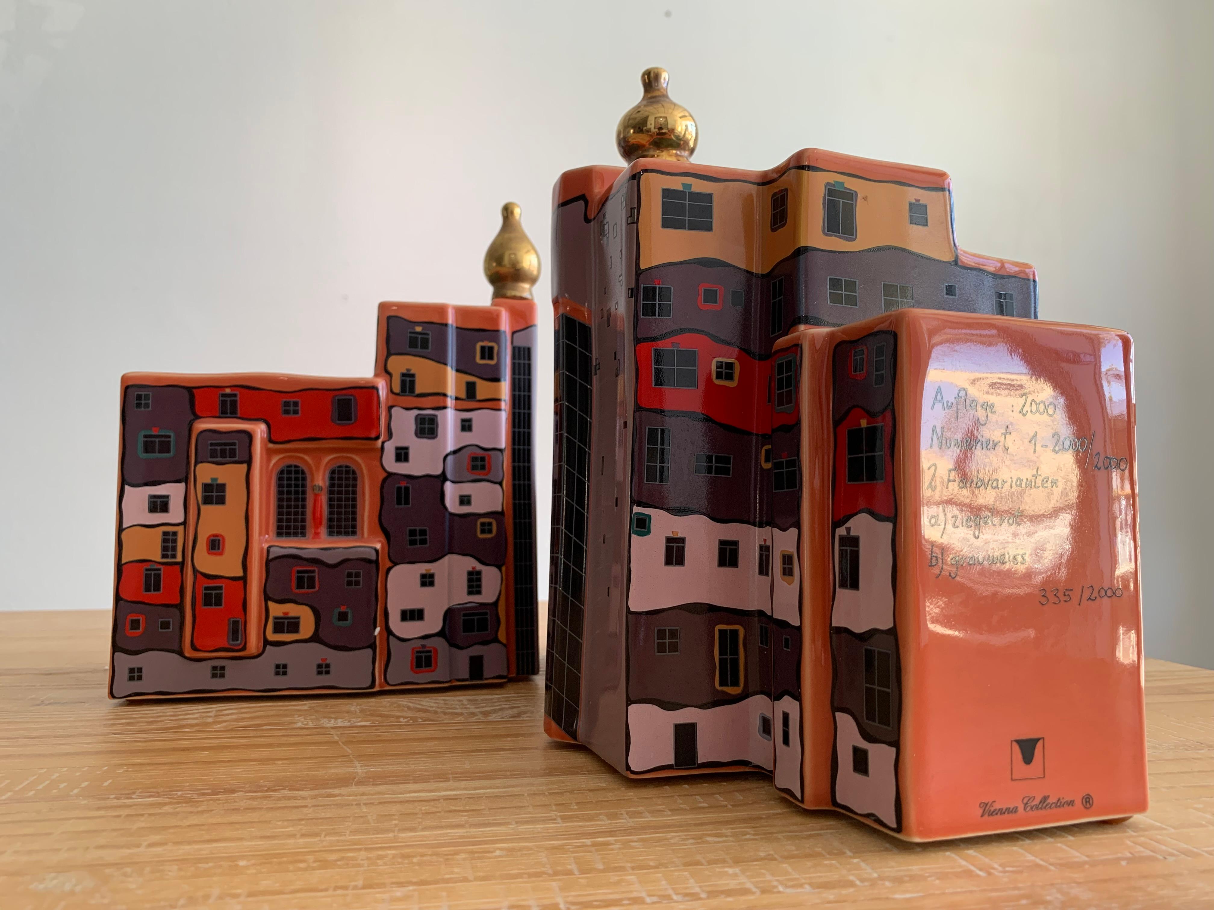 Das Hundertwasser-Haus Magdeburg, limitierte Auflage, vom Künstler signiert (Postmoderne), Sculpture, von Friedensreich Hundertwasser