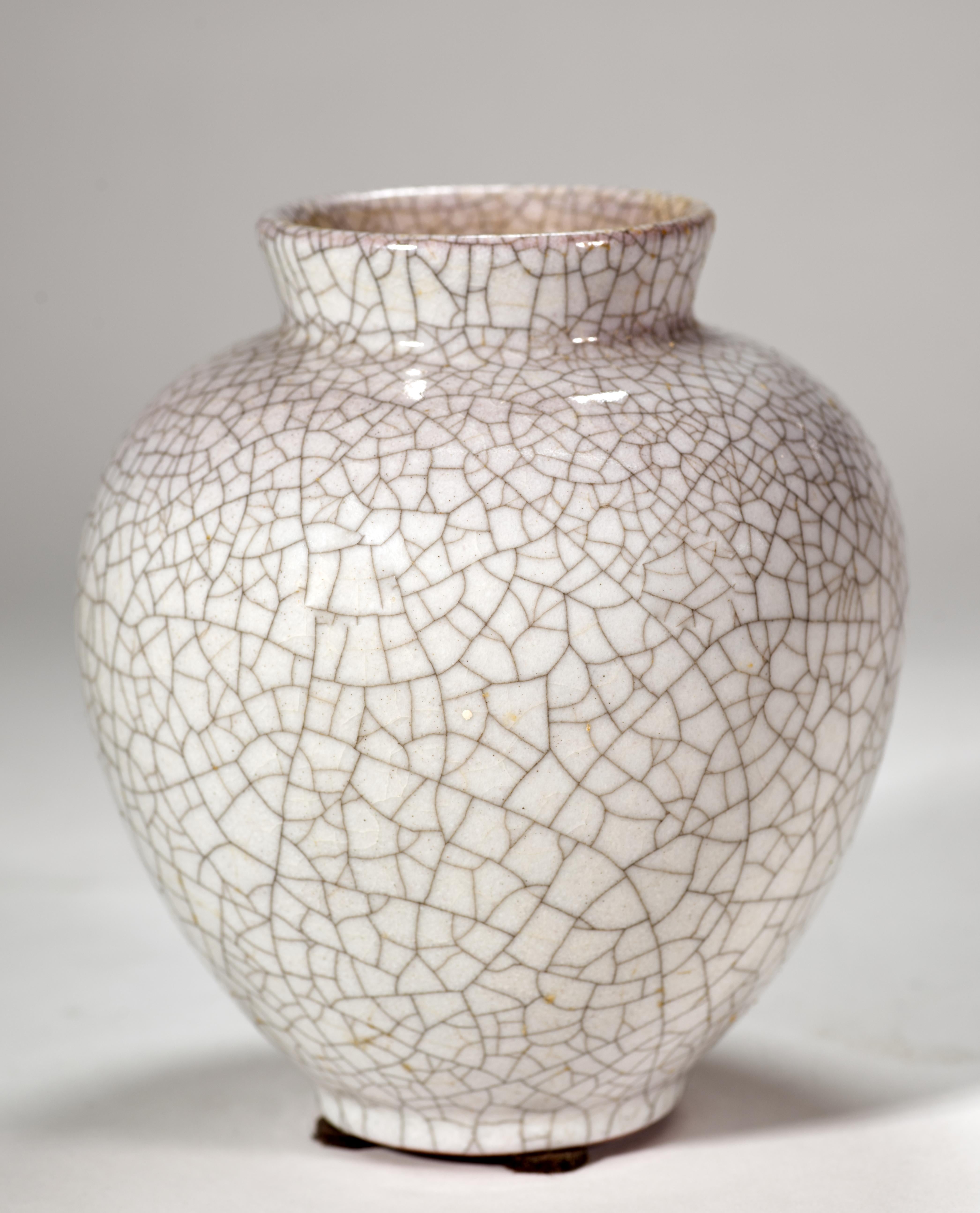 Marianna Erlikh
	
12 gennaio 2025, 11:55 PM (13 ore fa)
	
a me
Vaso in maiolica d'epoca con smalto grafico craquelure in grigio scuro su sfondo bianco sporco. Lo smalto trasparente è stato utilizzato per le superfici interne del vaso, lasciando
