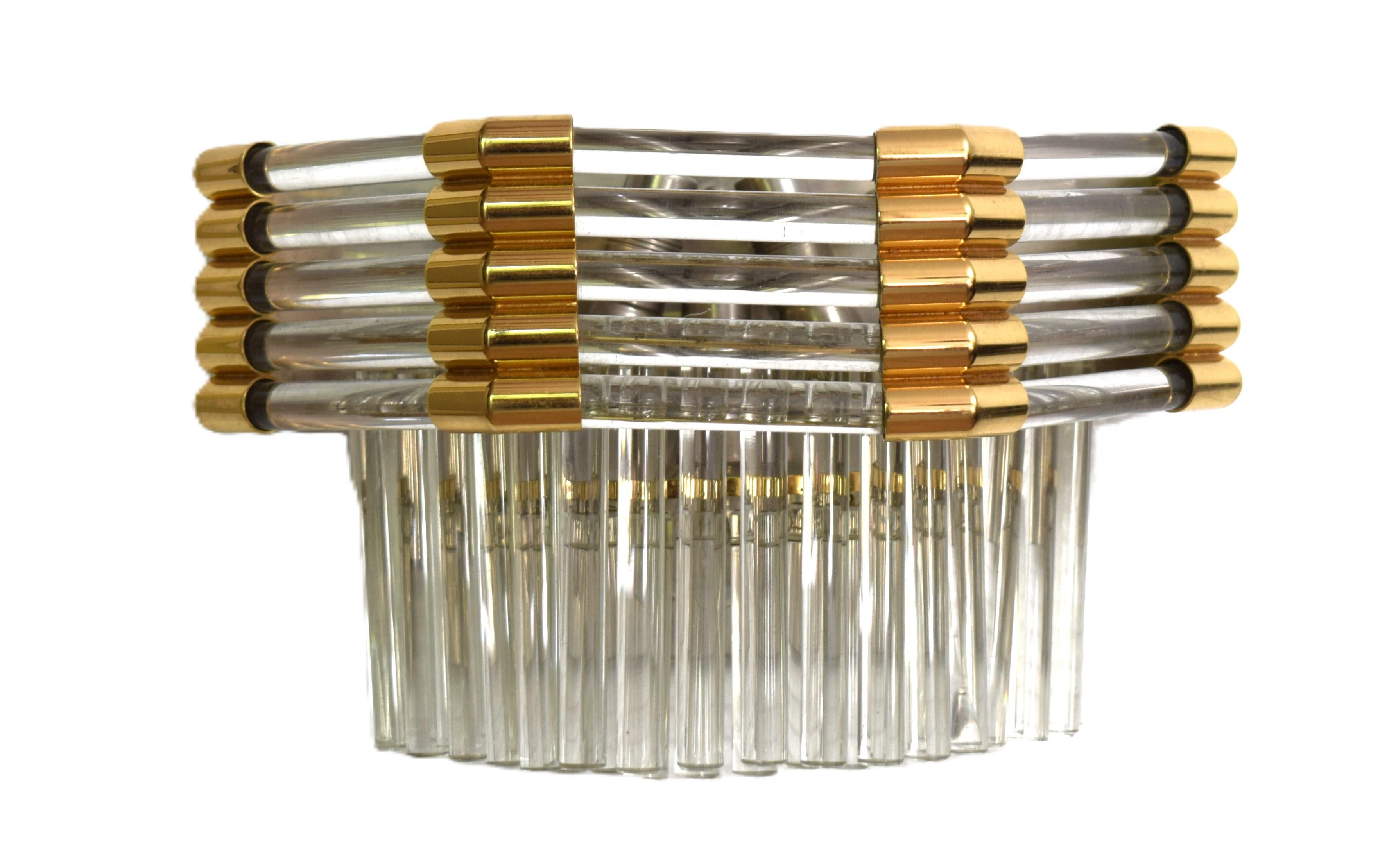 Esta lujosa y gran lámpara de pared de Bakalowits se fabricó en cantidades muy limitadas.
La montura es de latón chapado en oro.
Las grandes varillas de cristal están sopladas a mano.
3 tomas E14
Aproximadamente 6 kg
También hay disponible una