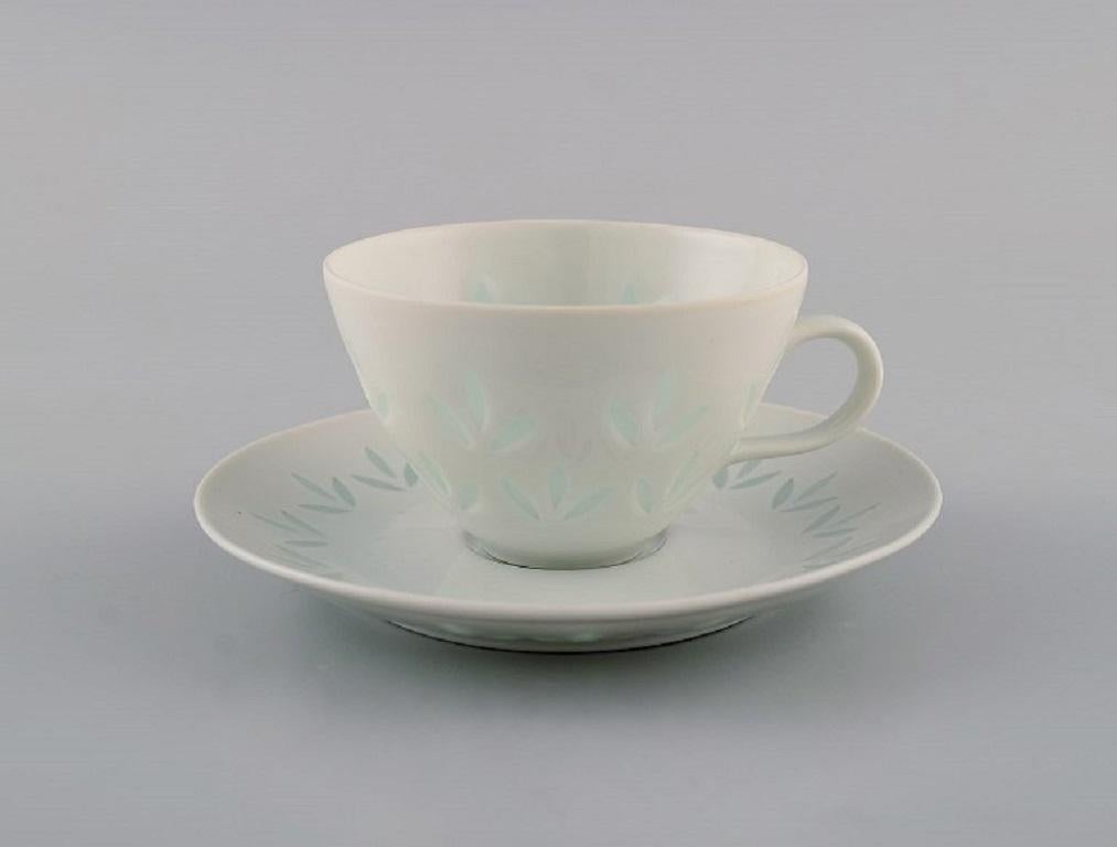 Friedl Holzer-Kjellberg (1905-1993) for Arabia. 
10 coffee cups with saucers in rice porcelain. Mid-20th century.
The cup measures: 7 x 4.7 cm.
Saucer diameter: 11.3 cm.
Stamped.
In excellent condition.