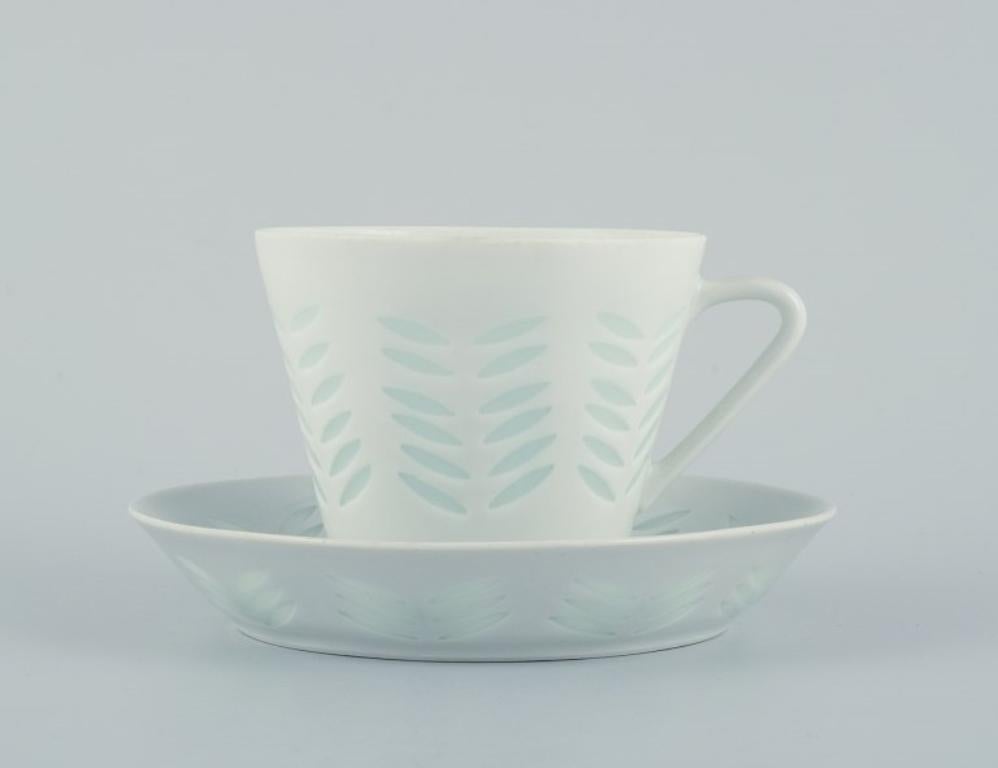Scandinavian Modern Friedl Holzer-Kjellberg, Arabia. Four coffee cups and saucers in rice porcelain. For Sale