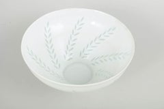 Friedl Holzer-Kjellberg, Arabia. Large bowl in white porcelain with leaf motif.