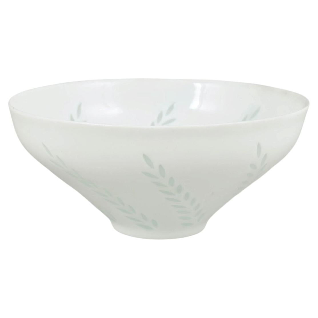 Friedl Holzer-Kjellberg, Arabia. Large bowl in white porcelain with leaf motif. For Sale