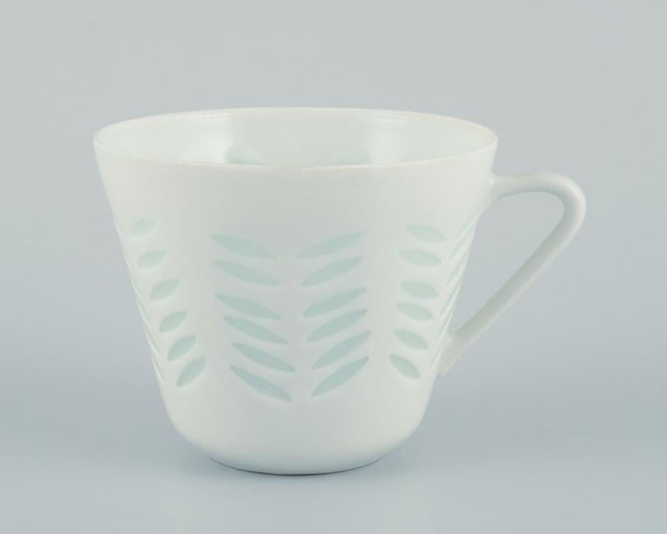 Finnish Friedl Holzer-Kjellberg, Arabia. Six coffee cups and saucers in rice porcelain. For Sale