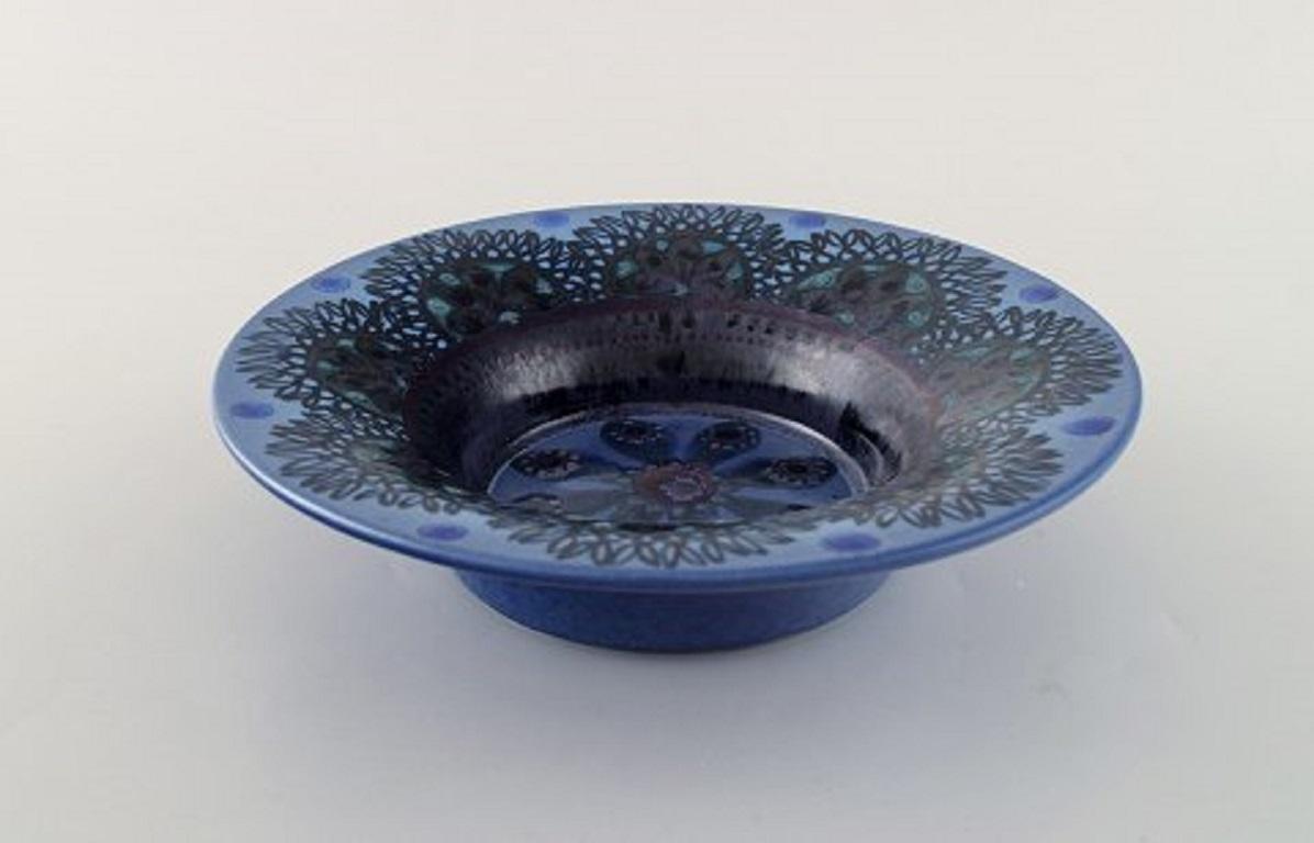 Friedl Holzer Kjellberg for Arabia. Bowl in glazed ceramics. Flowers and beautiful glaze in blue shades. Finnish design, 1950s.
Measures: 20 x 4.7 cm.
In very good condition.
Stamped.