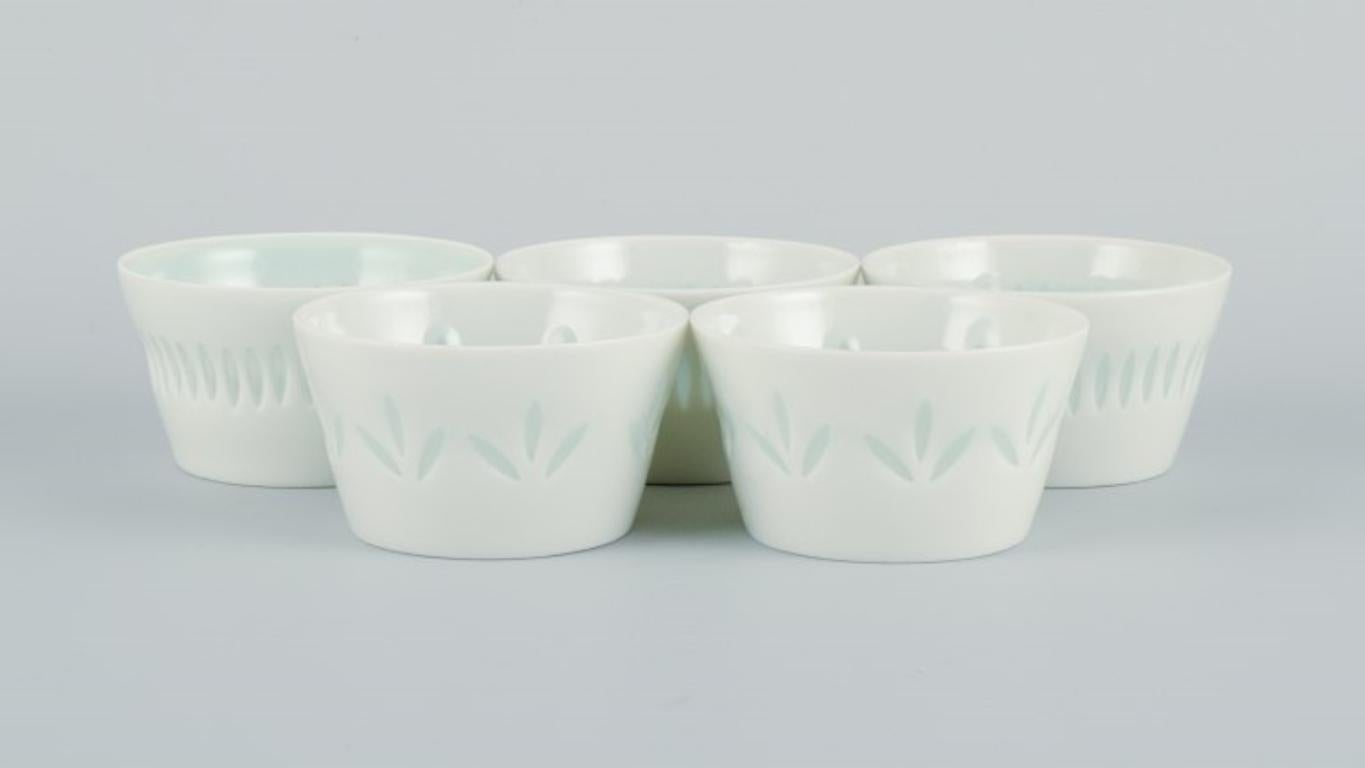 Friedl Holzer-Kjellberg (1905-1993) for Arabia, Finland.
Five Arabia bowls in rice grain porcelain.
Mid-20th century.
Signed.
In excellent condition.
Dimensions: D 7.0 x H 4.0 cm.