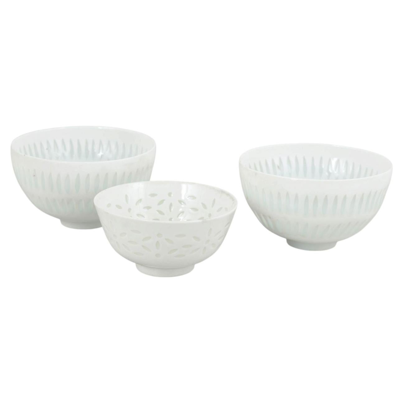 Friedl Holzer-Kjellberg for Arabia. Three small bowls in white porcelain. For Sale