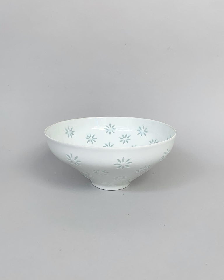 Friedl Holzer-Kjellberg ‚rice grain‘ porcelain bowl, designed for Arabia Finland in the 1950s.

Made of very delicate porcelain. The technique of see-through, rice grain like patterns is being gained by cutting out the raw porcelain and glazing over