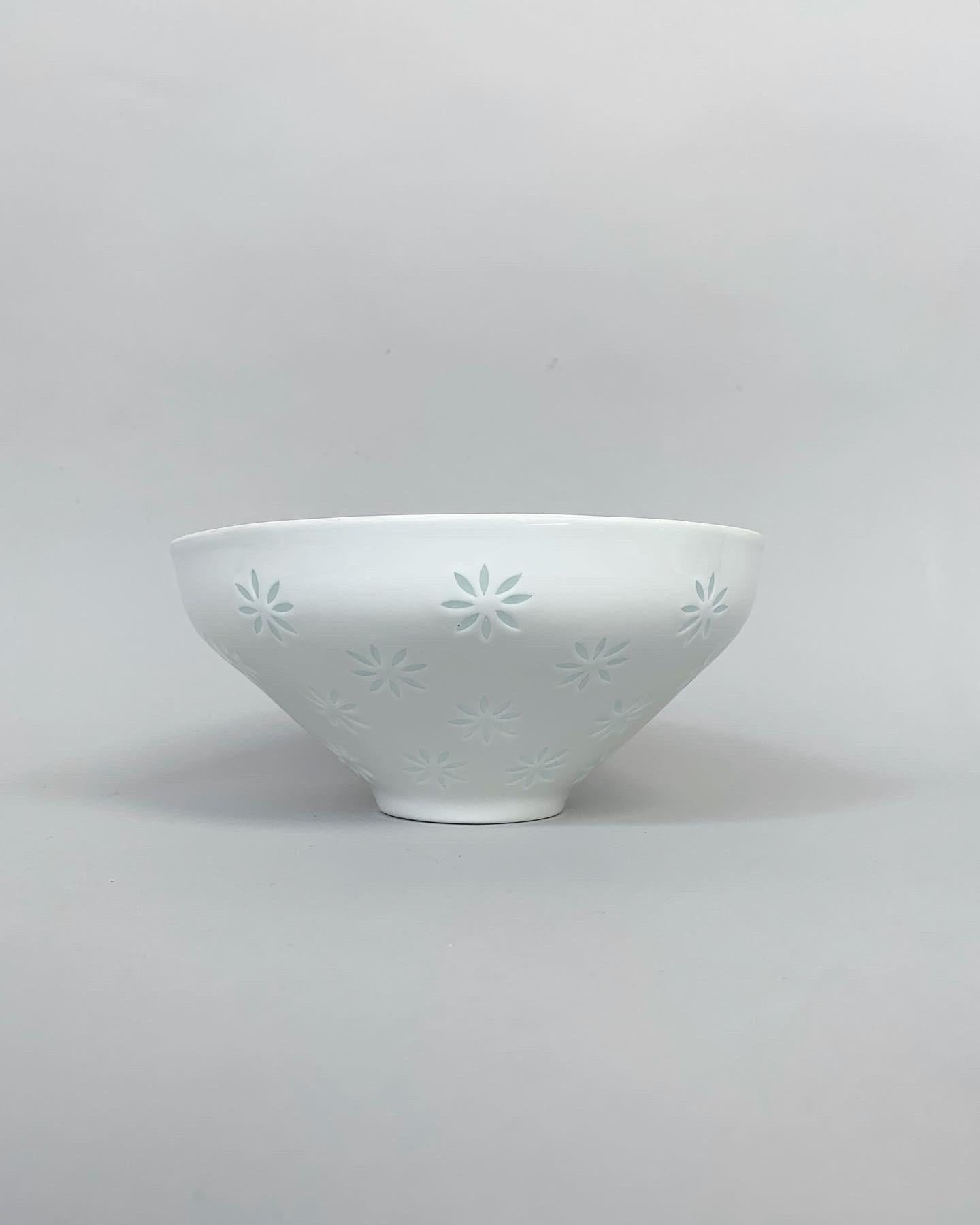 Finnish Friedl Holzer-Kjellberg Rice Grain Porcelain Bowl Arabia Finland 1950s