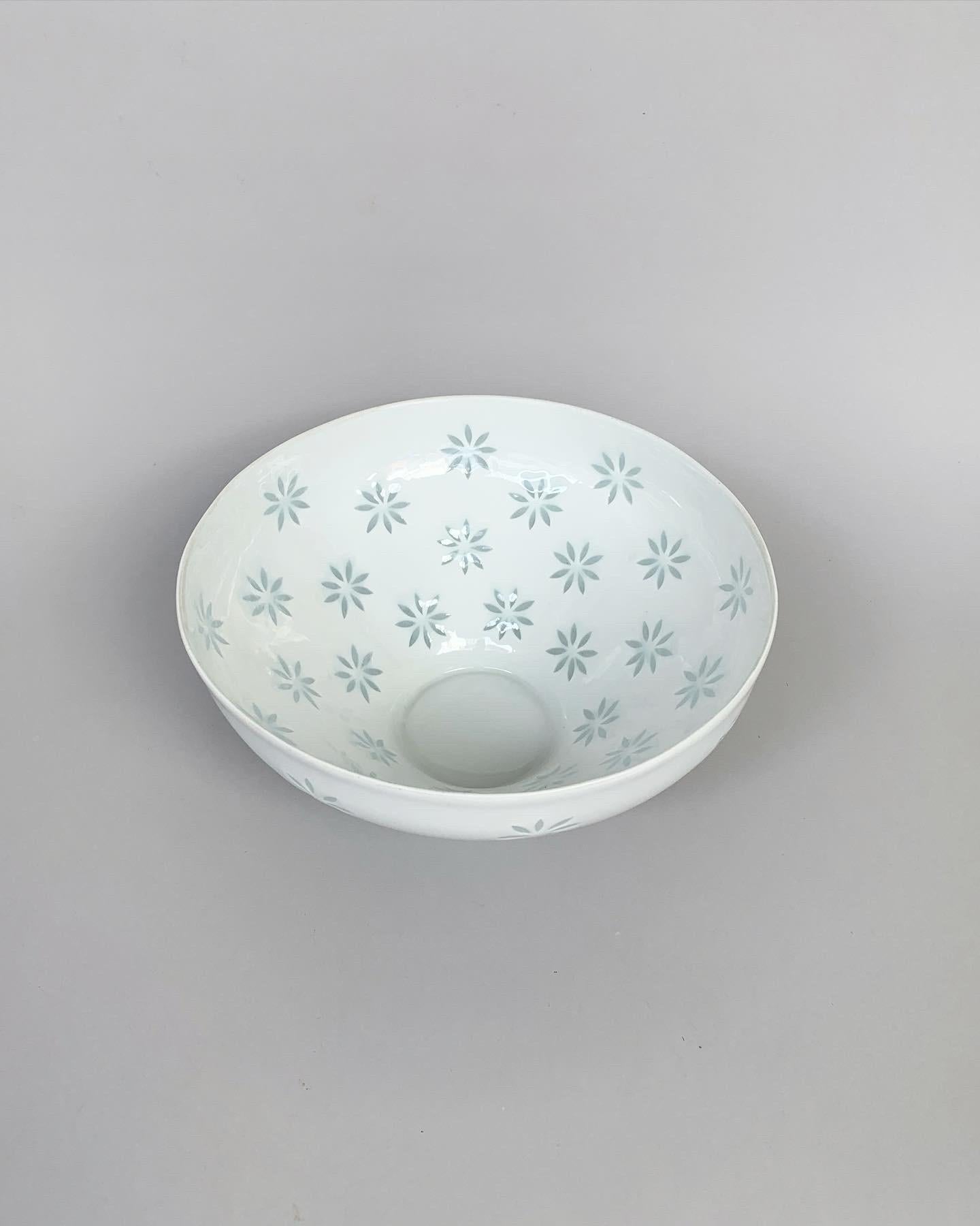 Hand-Crafted Friedl Holzer-Kjellberg Rice Grain Porcelain Bowl Arabia Finland 1950s