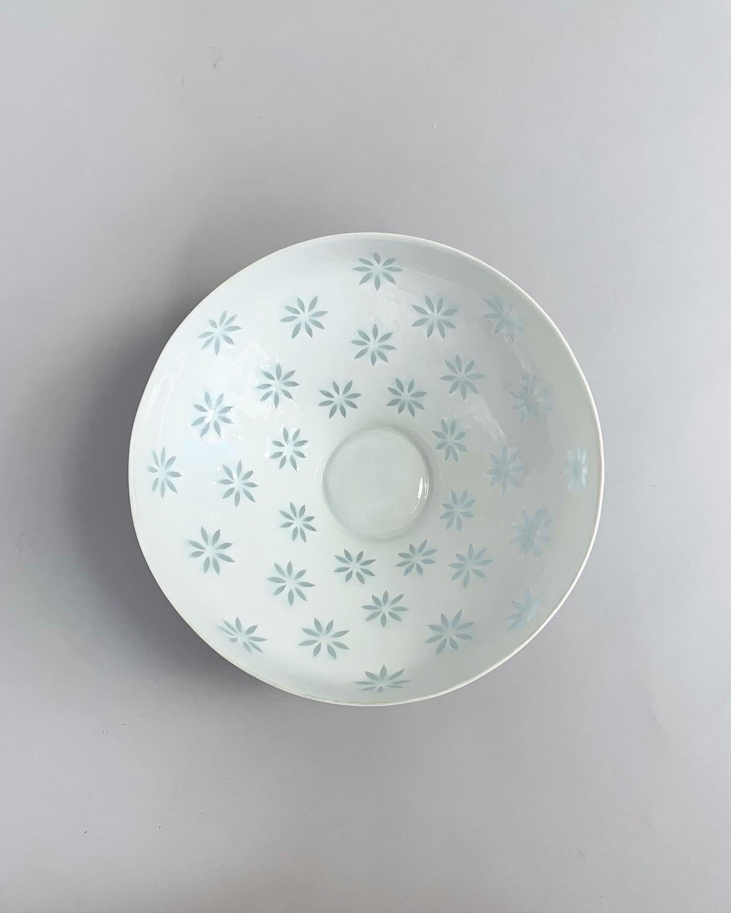 Friedl Holzer-Kjellberg Rice Grain Porcelain Bowl Arabia Finland 1950s In Good Condition In Basel, BS