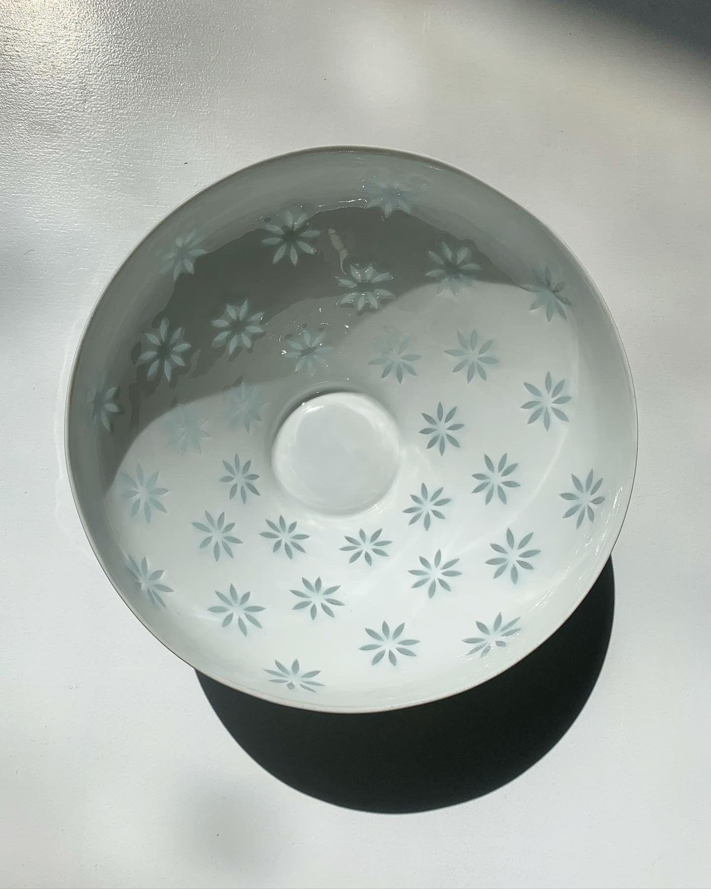 Mid-20th Century Friedl Holzer-Kjellberg Rice Grain Porcelain Bowl Arabia Finland 1950s