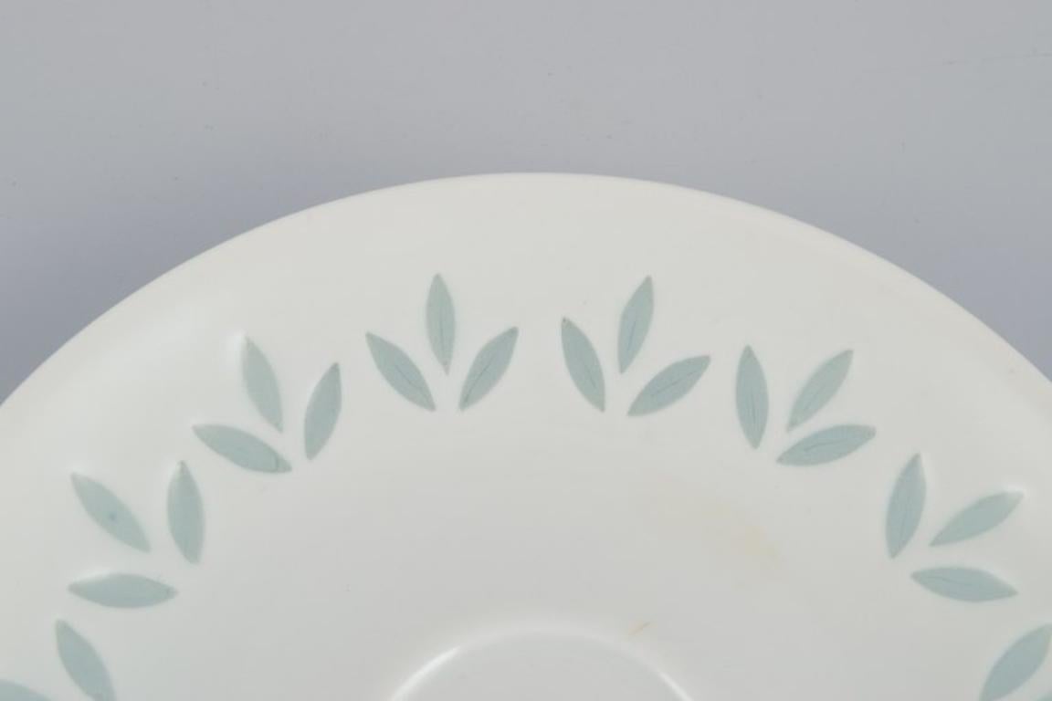 Porcelaine Friedl Kjellberg pour Arabia, Finlande. Ensemble de quatre tasses à café avec soucoupes en vente