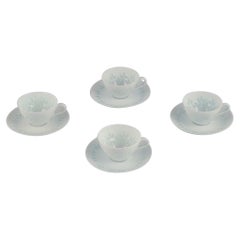 Friedl Kjellberg pour Arabia, Finlande. Ensemble de quatre tasses à café avec soucoupes