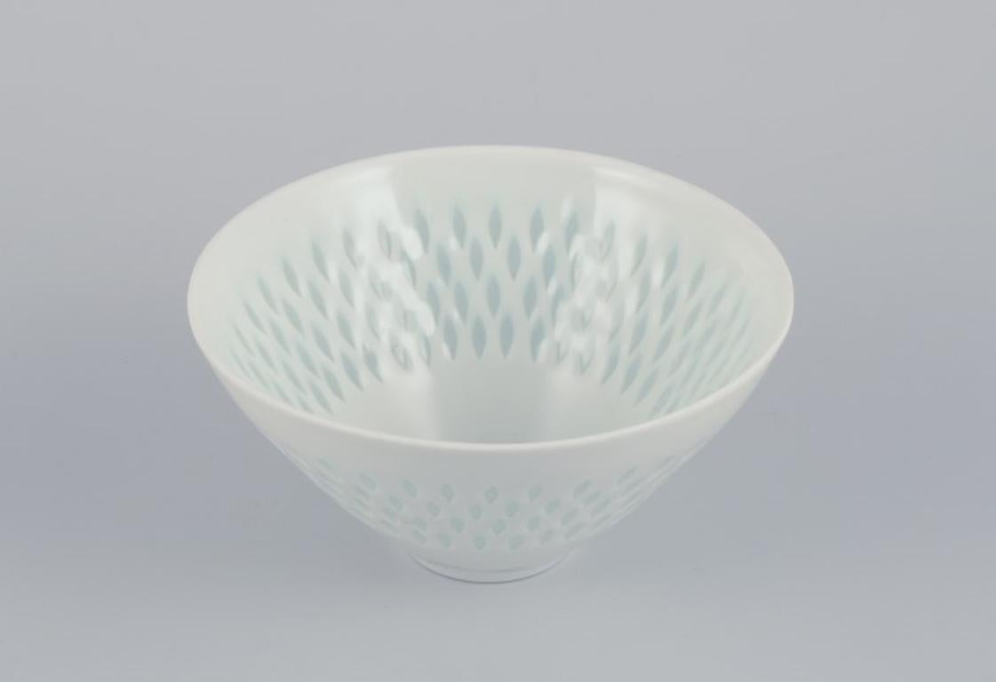 Friedl Kjellberg für Arabien, Finnland. 
Ein Satz von drei Kaffeetassen mit passenden Untertassen und einer Schale aus Reisporzellan.
Ungefähr in den 1960er Jahren.
Markiert.
In perfektem Zustand.
Tasse: Durchmesser 7,0 cm x 4,5 cm.
Untertasse: