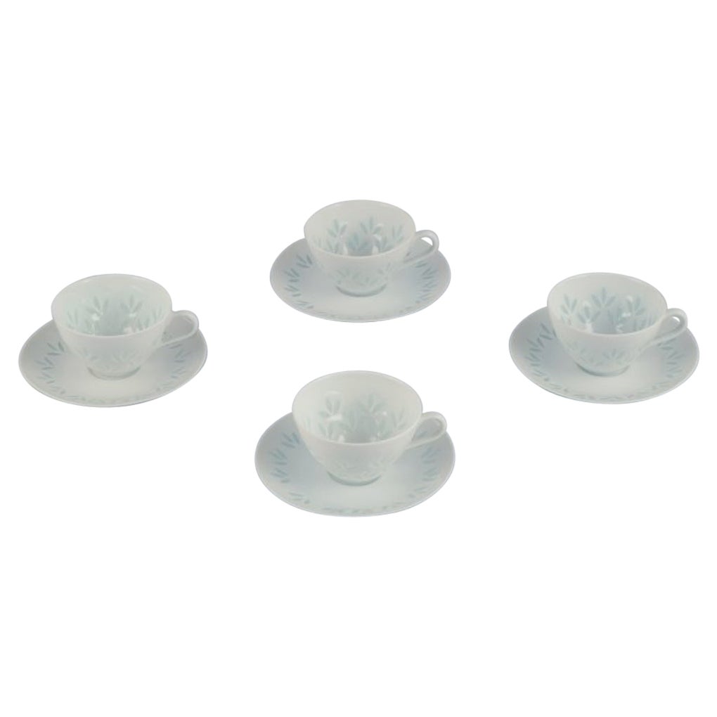 Friedl Kjellberg für Arabia. Set aus vier Kaffeebechern mit Untertassen.