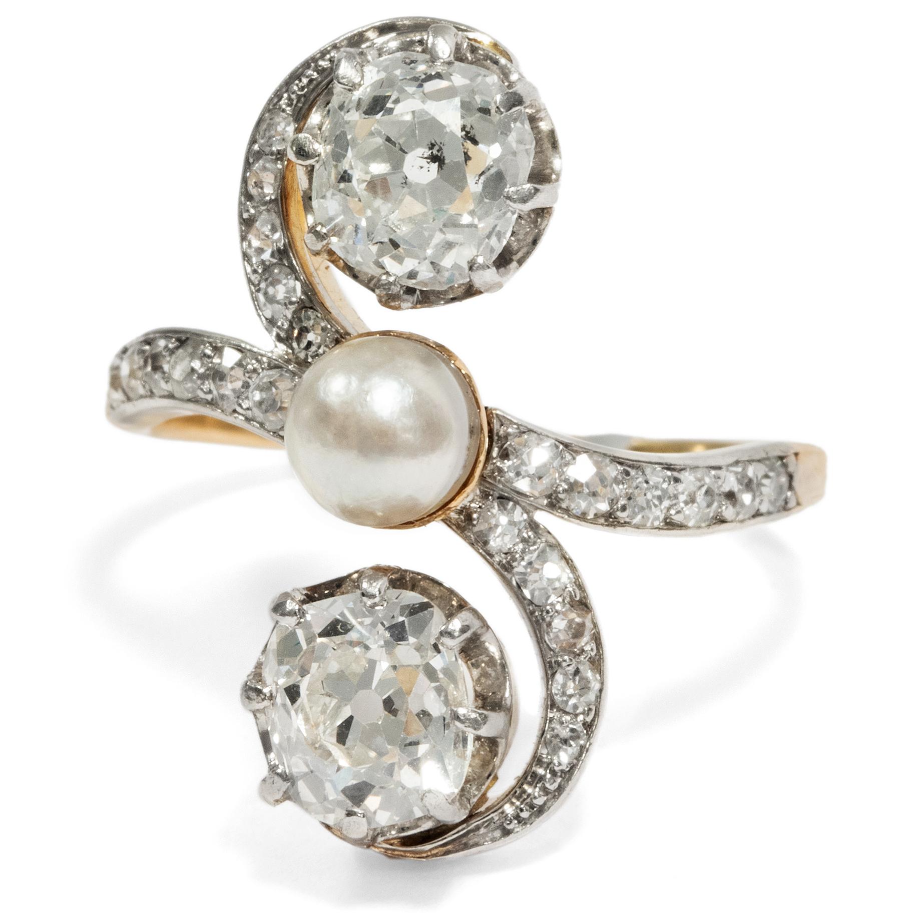 Trilogy rings were especially popular during the early 20th century, as they are carriers of a romantic message: comprising three gemstones, they allude to the shared past, presence and future of a couple. Often, as here, the central gemstone