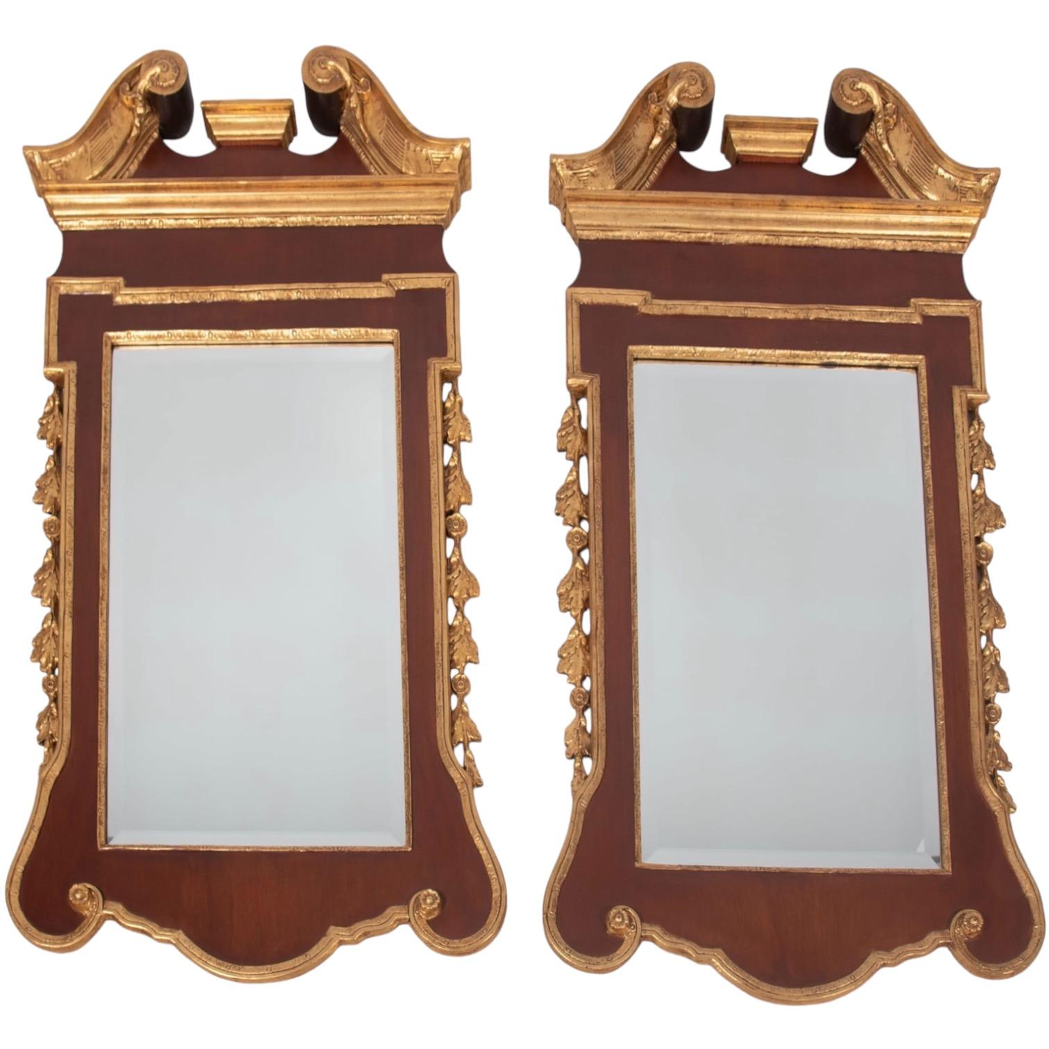 Un attrait intemporel ! Il s'agit d'une paire de miroirs italiens en bois doré sculpté, de style chippendale fédéral. Ils sont en très bon état et comportent des aigles amovibles en bois doré sculpté. 

Le délai de livraison est de deux à cinq