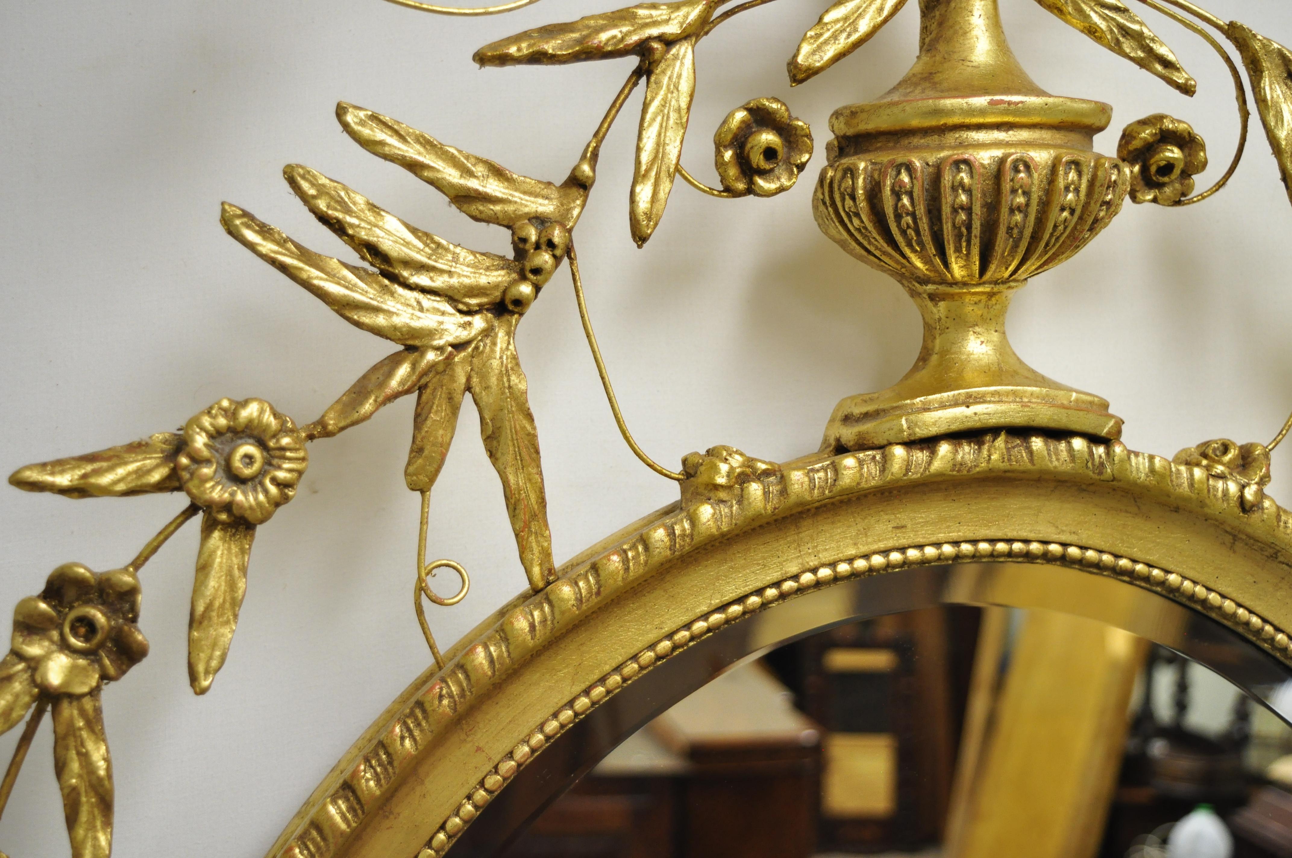 20ième siècle Grand miroir mural ovale Friedman Brothers de style Adams en bois doré et doré
