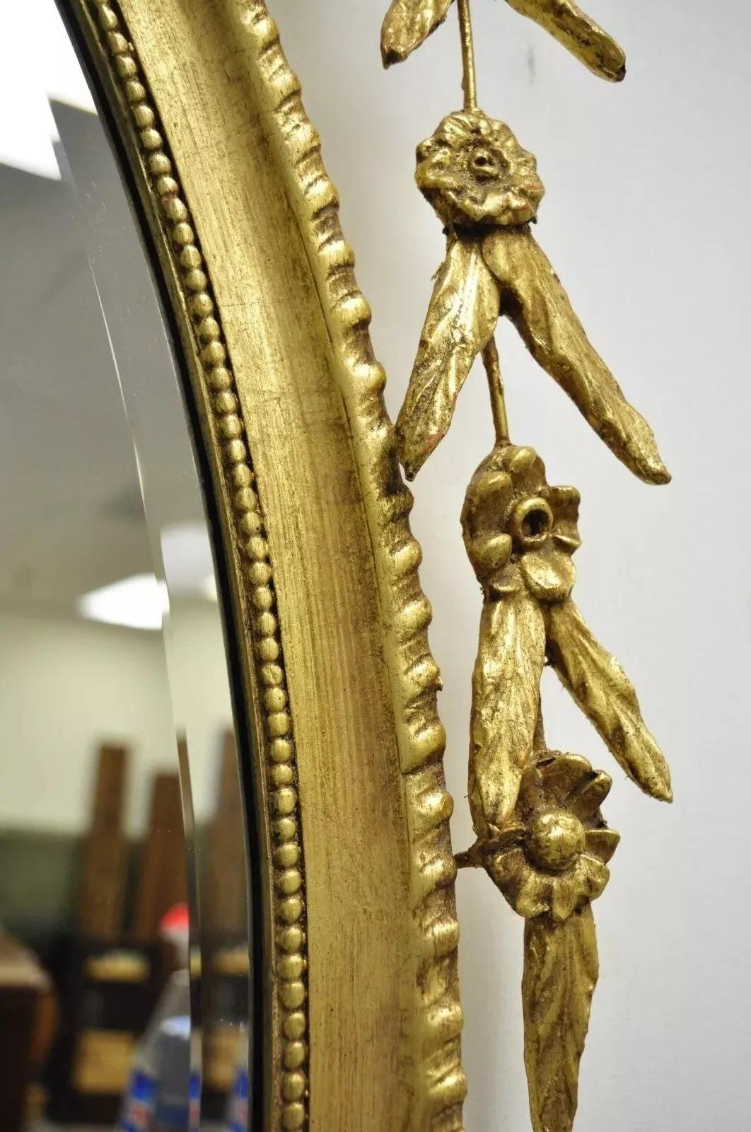 Specchio da parete ovale di grandi dimensioni in stile Adams in legno dorato Friedman Brothers In condizioni buone in vendita a Philadelphia, PA