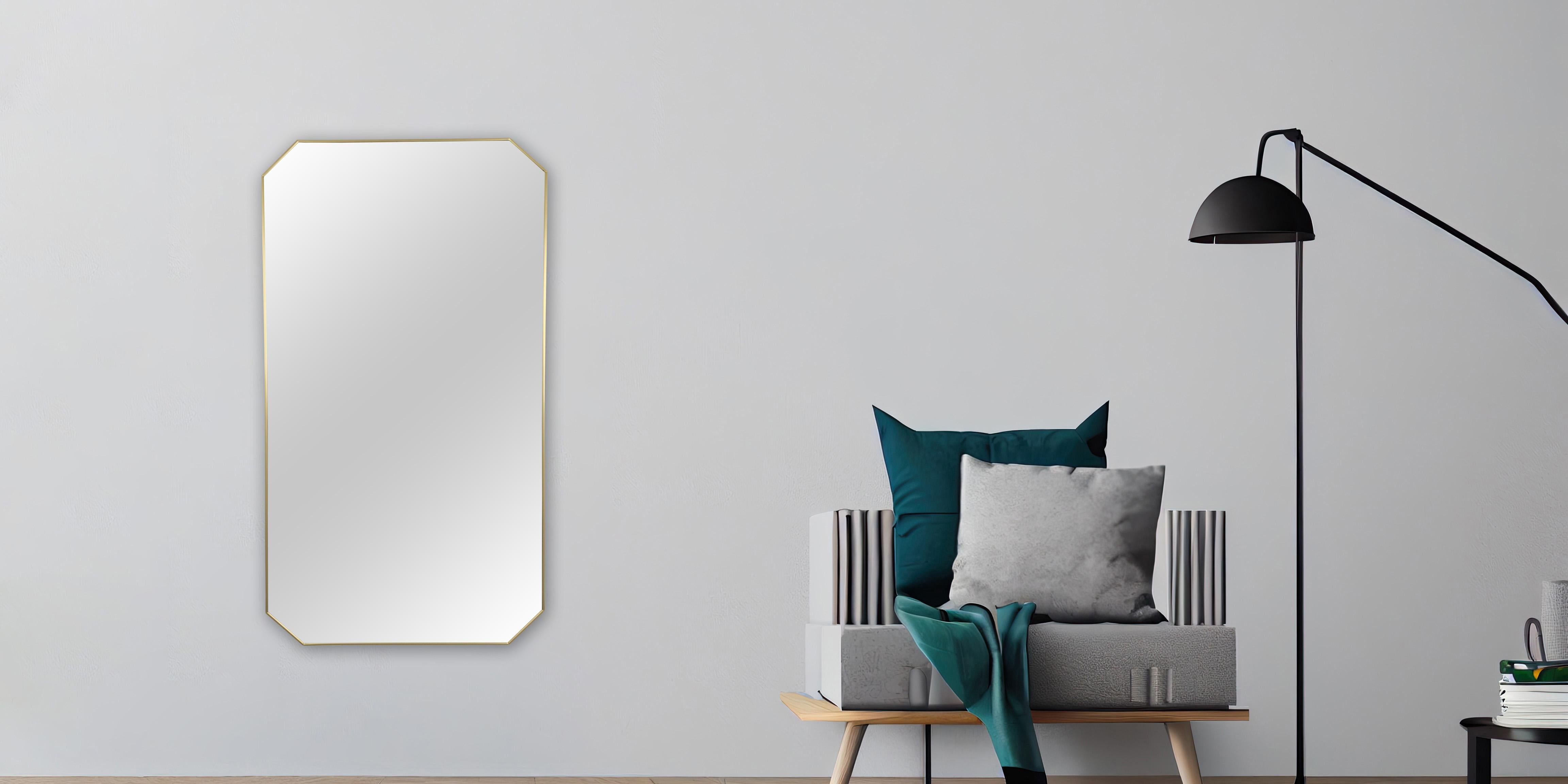 A  Spiegel im Stil der Mid Century Modern von Friedman Brothers. Dieser mit viel Liebe zum Detail gefertigte Spiegel hat eine bezaubernde achteckige Form, die schlichte Eleganz ausstrahlt. Der Rahmen aus glänzendem Messing ergänzt den Spiegel aus