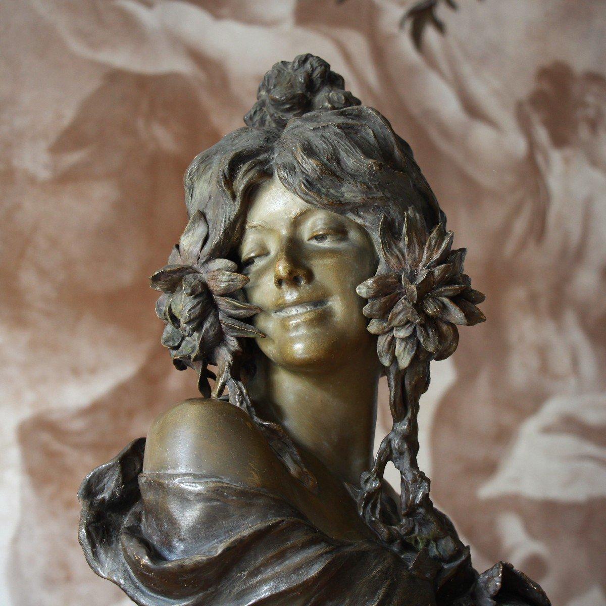 Busto de terracota de una joven, el color imita la sombra de las esculturas de bronce,
una característica que dio fama a la fábrica de cerámica Friederich Goldscheider de Viena a principios de siglo,
cuando se produjo la escultura.

Con la mención