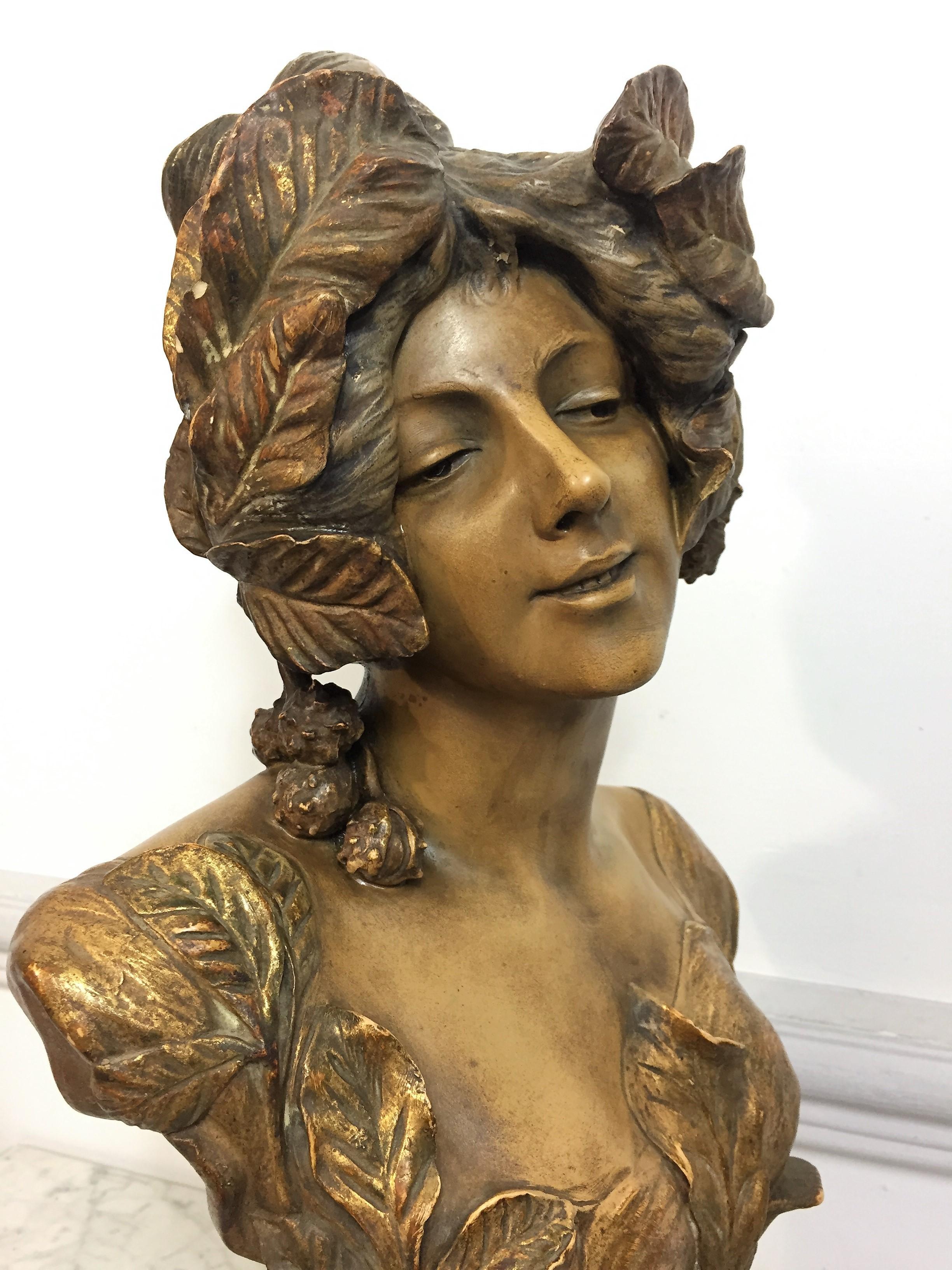 Beautiful terracotta bust from the factory of Friedrich Goldscheider from the art nouveau period. Girl with flowers.
Polychrome terracotta
It represents a female bust with her head turned 3/4.
 Representation of an elegant young woman wearing a