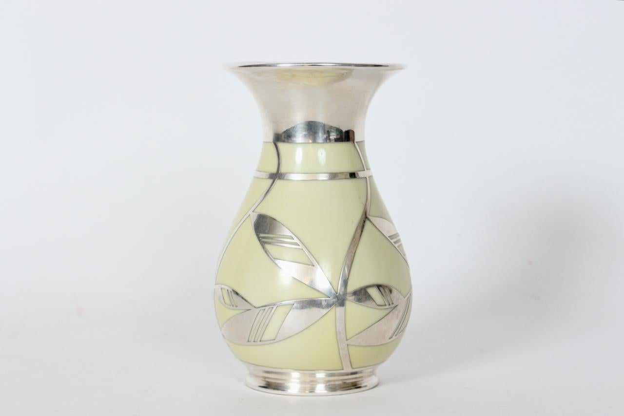 Mid-Century moderno Vaso in porcellana con sovrapposizione floreale in argento di Friedrich Wilhelm Spahr, anni '40 in vendita