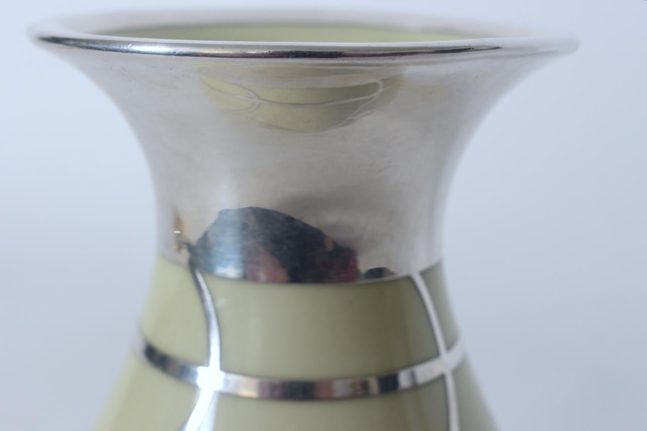 Vaso in porcellana con sovrapposizione floreale in argento di Friedrich Wilhelm Spahr, anni '40 In condizioni buone in vendita a Bainbridge, NY