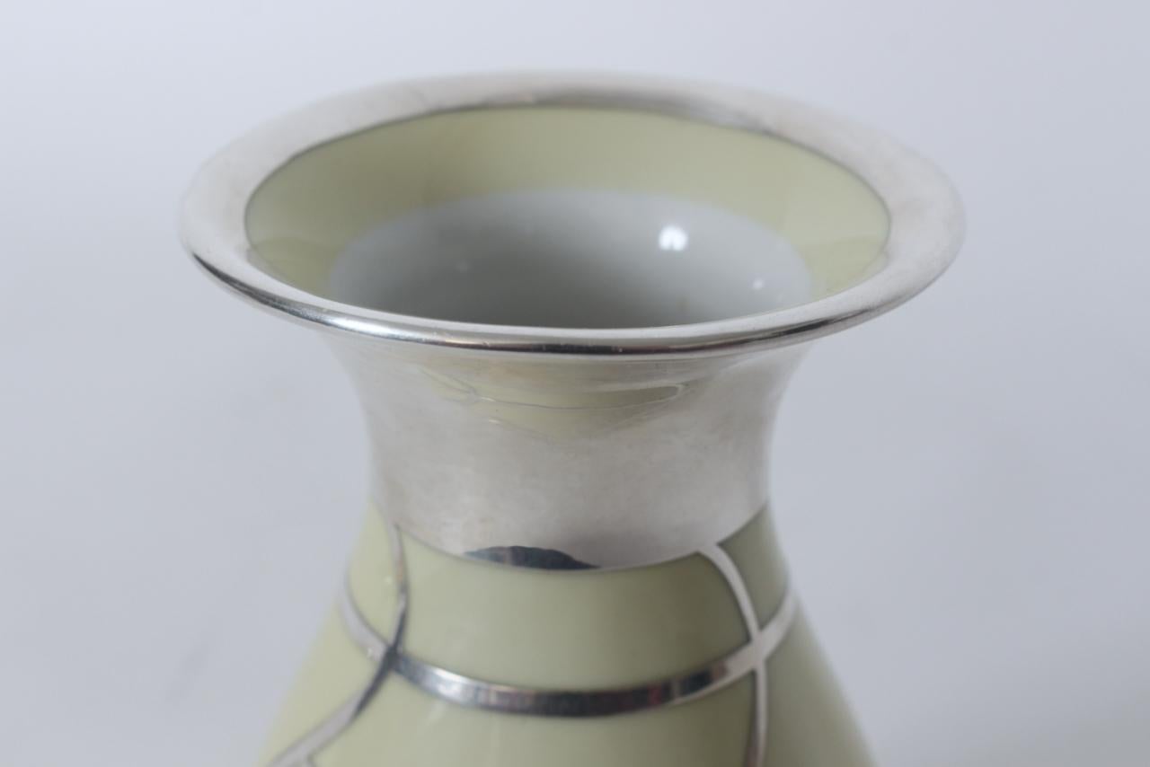 Porcellana Vaso in porcellana con sovrapposizione floreale in argento di Friedrich Wilhelm Spahr, anni '40 in vendita