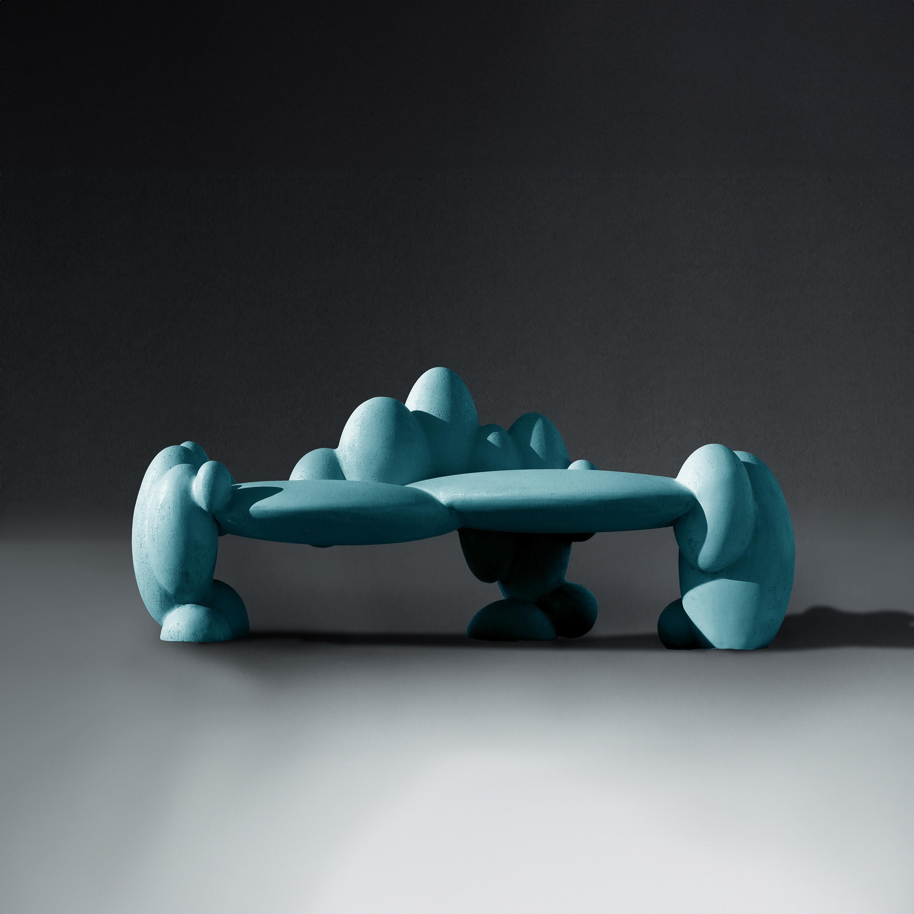 Ce banc a été inspiré par l'idée d'une réunion d'amis. Soutenu par des formations en forme d'œuf bulbeux, il comporte deux zones d'assise gonflées qui  peut accueillir deux à trois personnes. Ce banc forme une composition avec les tabourets