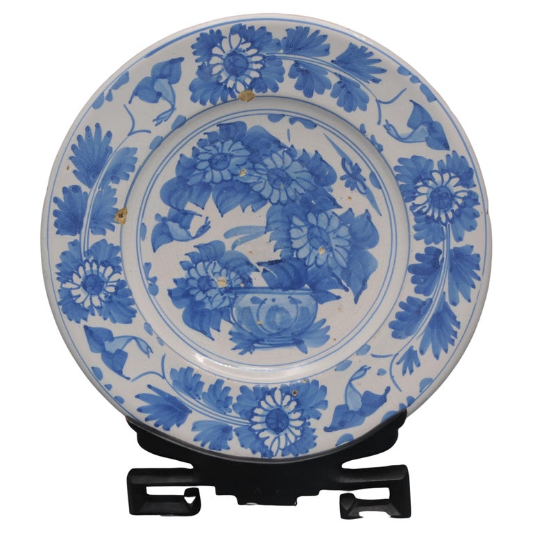 Deux grands plats en faïence de Delft bleu et blanc à décor de chinoiserie, fin du 17ème siècle