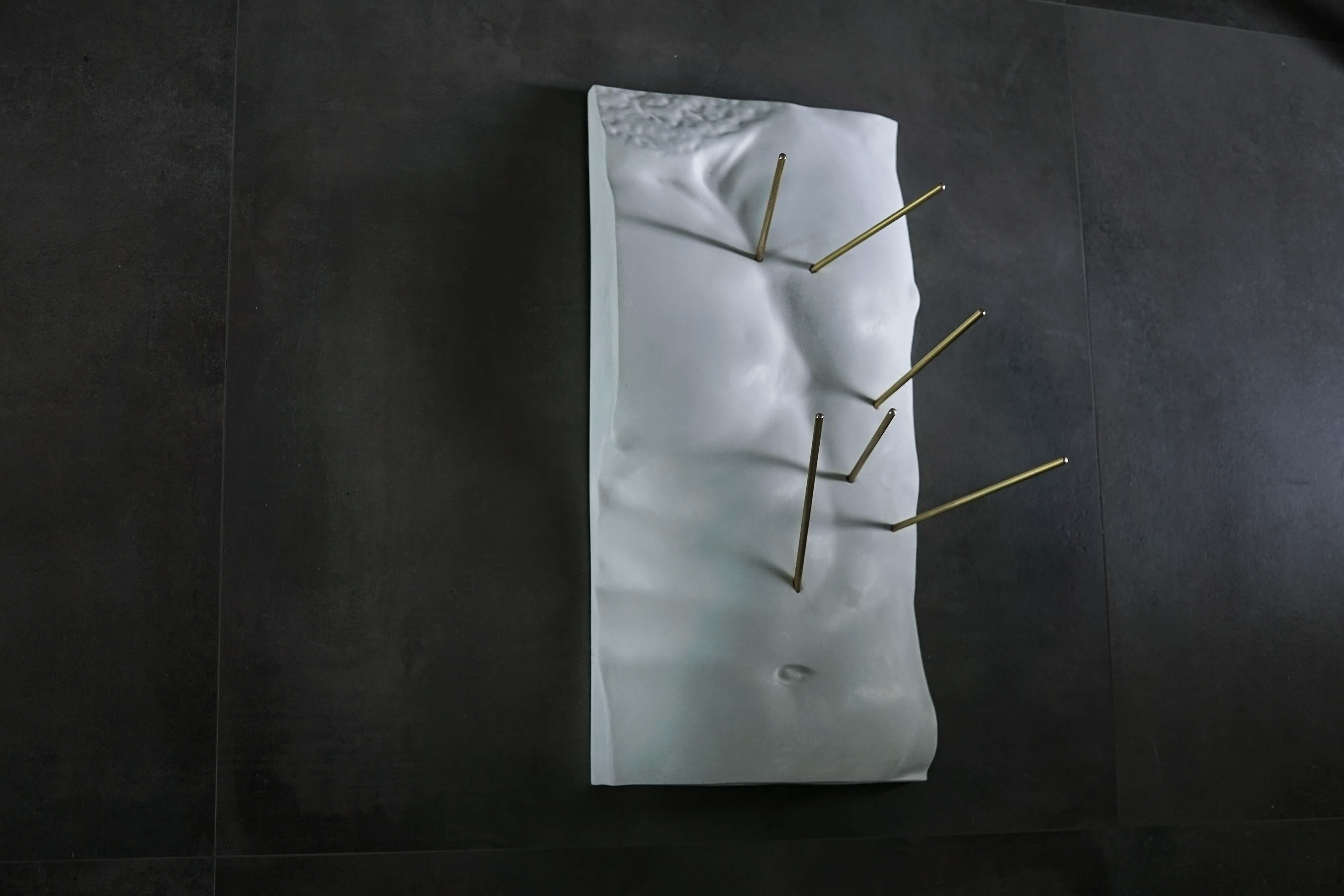 Moderne Frise, cintre en tissu, torse Gaddi, sculpture d'art contemporain d'Eduardo Locota en vente