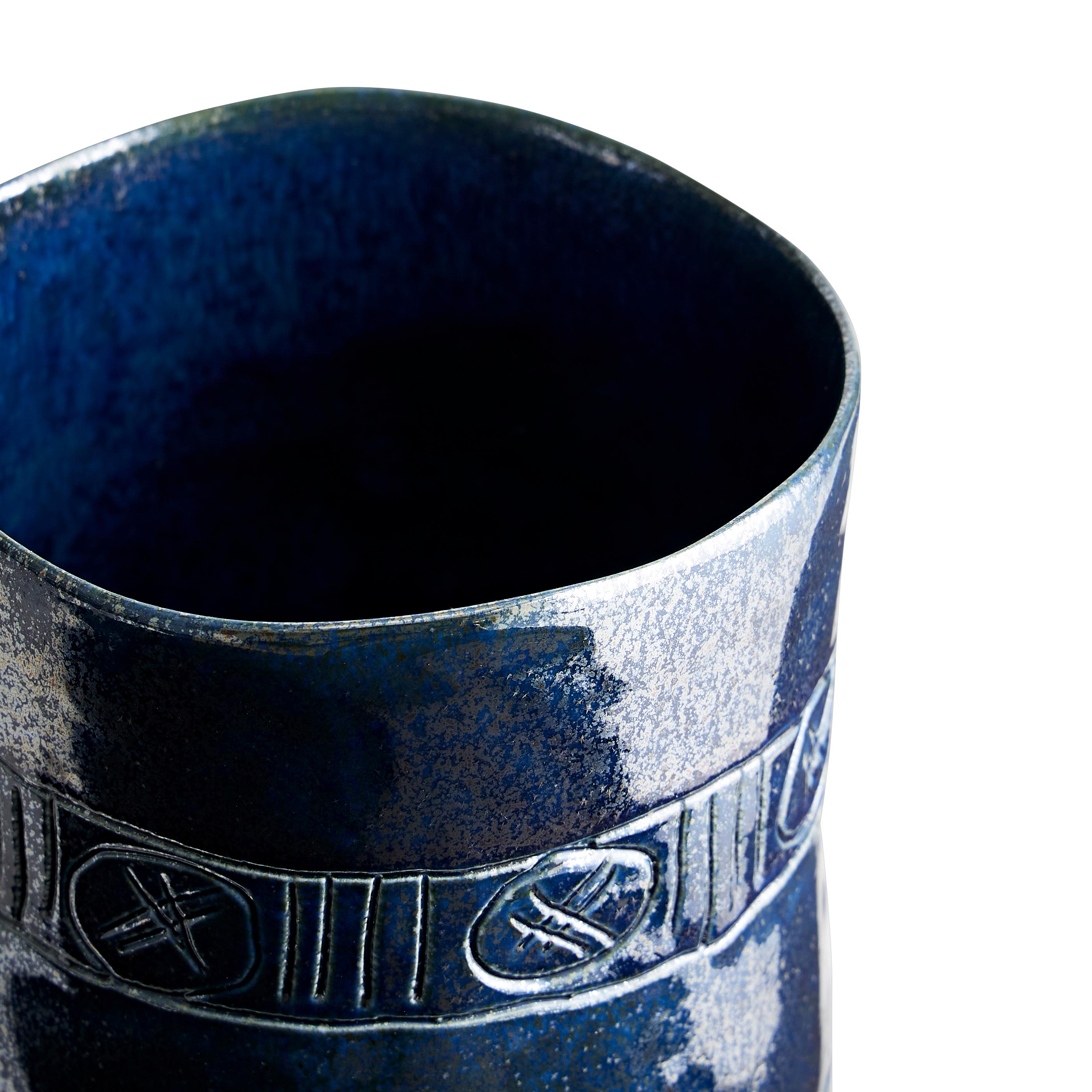 Inspirés des récipients de l'Antiquité, ces vases présentent une ornementation qui évoque les frises de l'architecture de l'Égypte ancienne. Fabriqué et fini à la main, l'objet a été travaillé pour obtenir une belle forme et porte un rebord