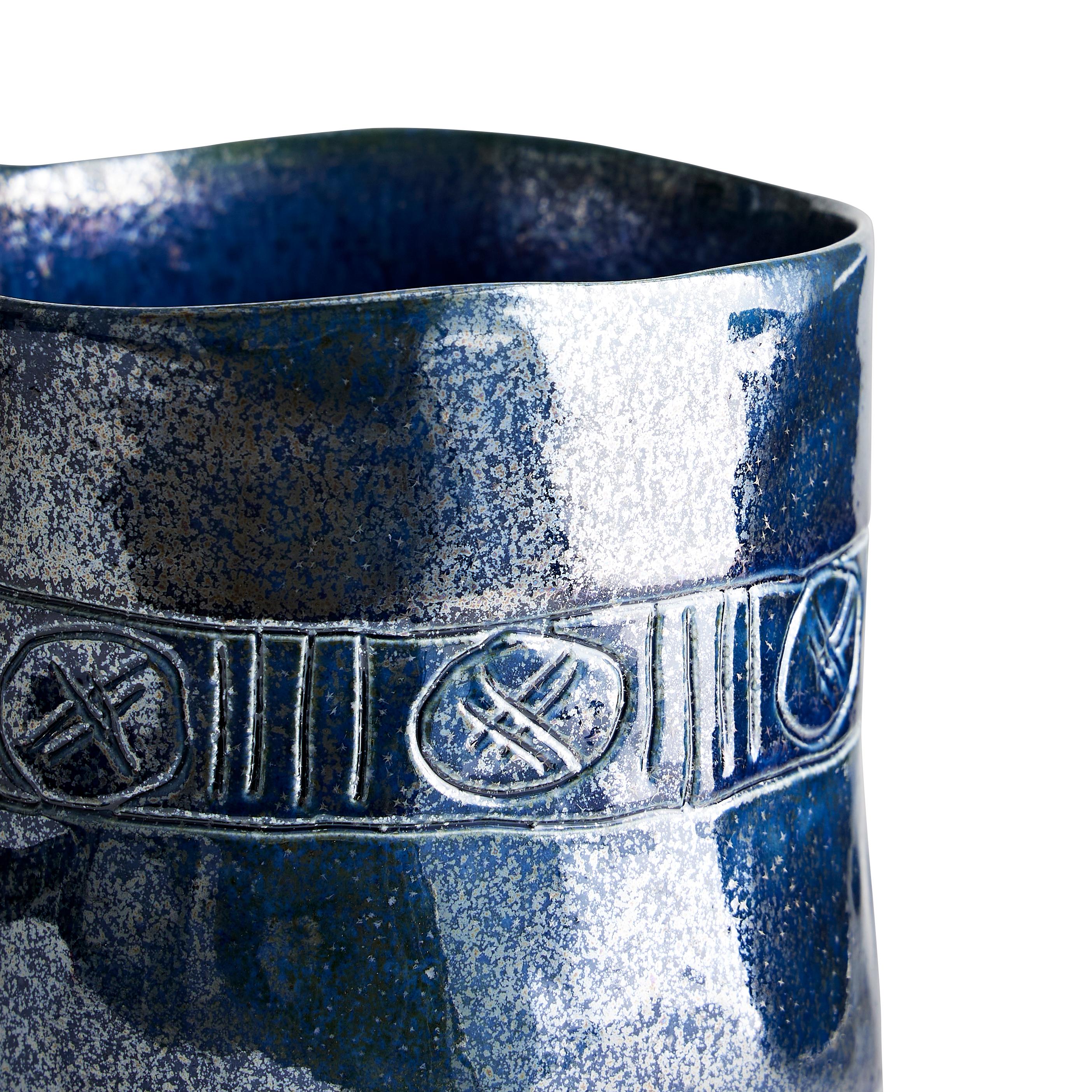 Européen Vase Frieze, vase en céramique émaillée sculpté à la main en vente