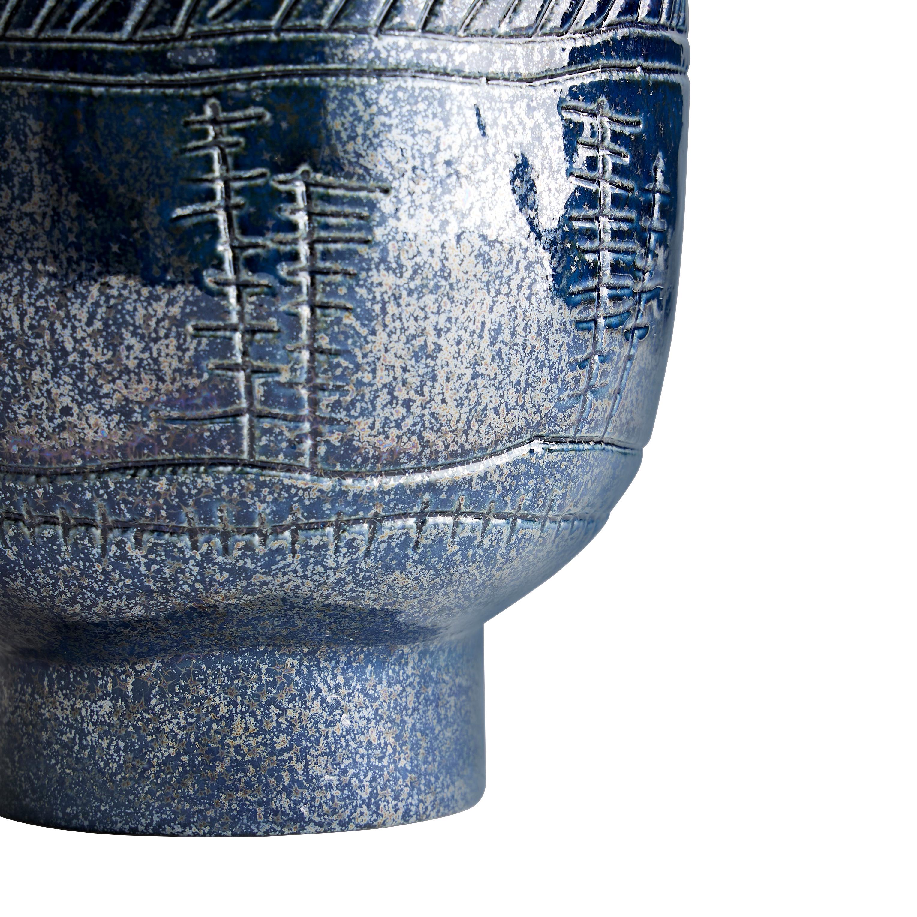 Sculpté Vase Frieze, vase en céramique émaillée sculpté à la main en vente