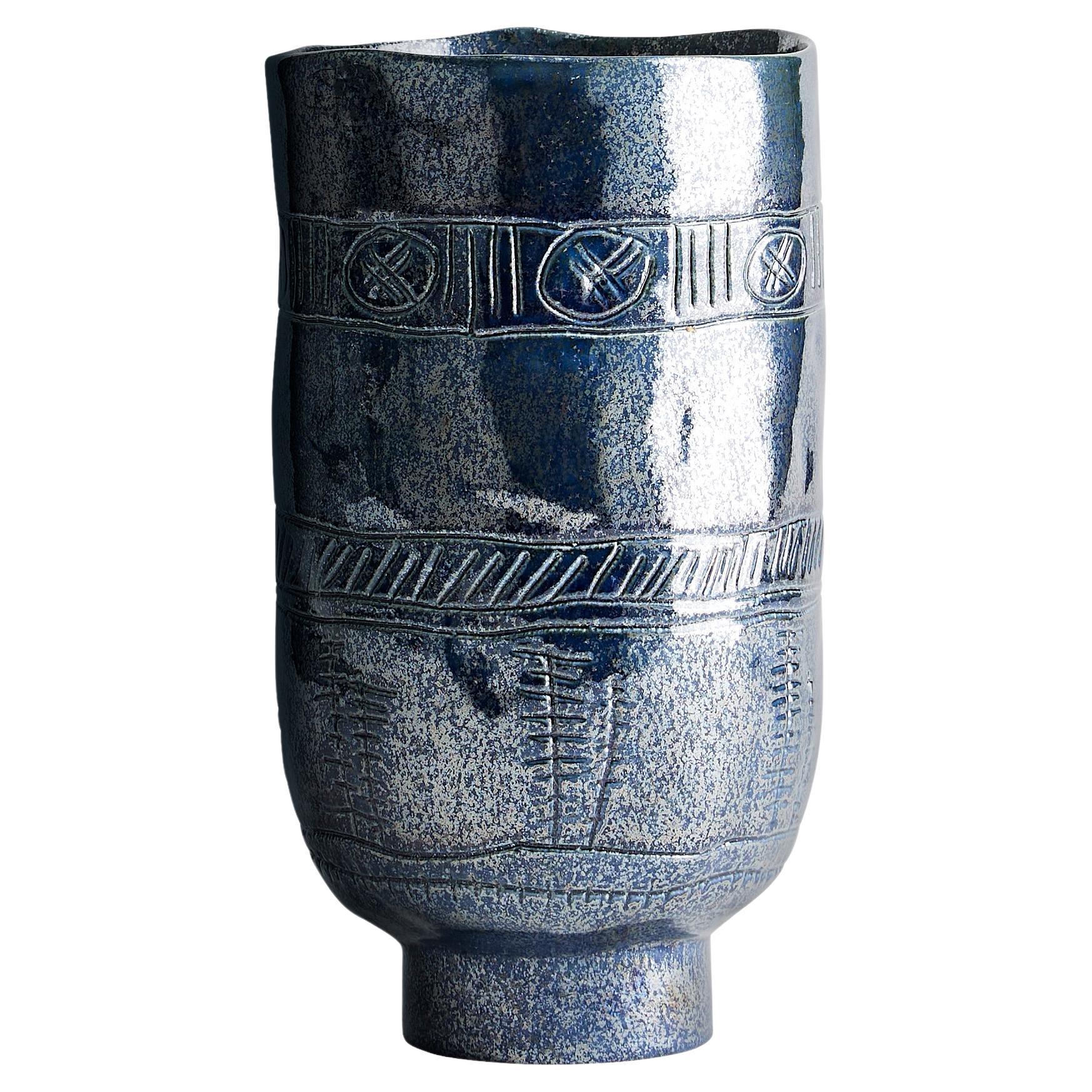 Fries-Vase, kurz - Handgeschnitzte, glasierte Keramikvase