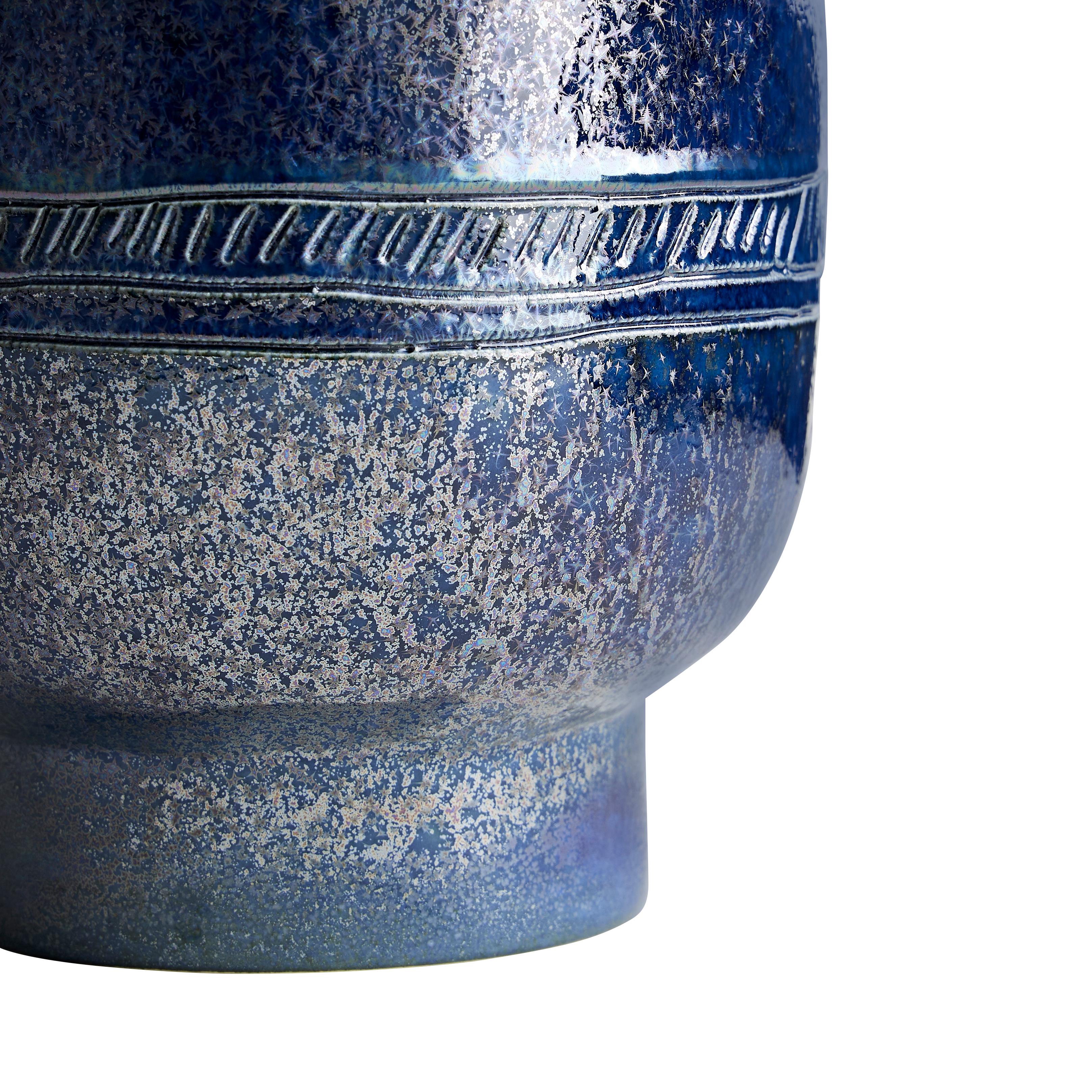 Européen Grand vase Frieze, sculpté à la main en céramique émaillée en vente