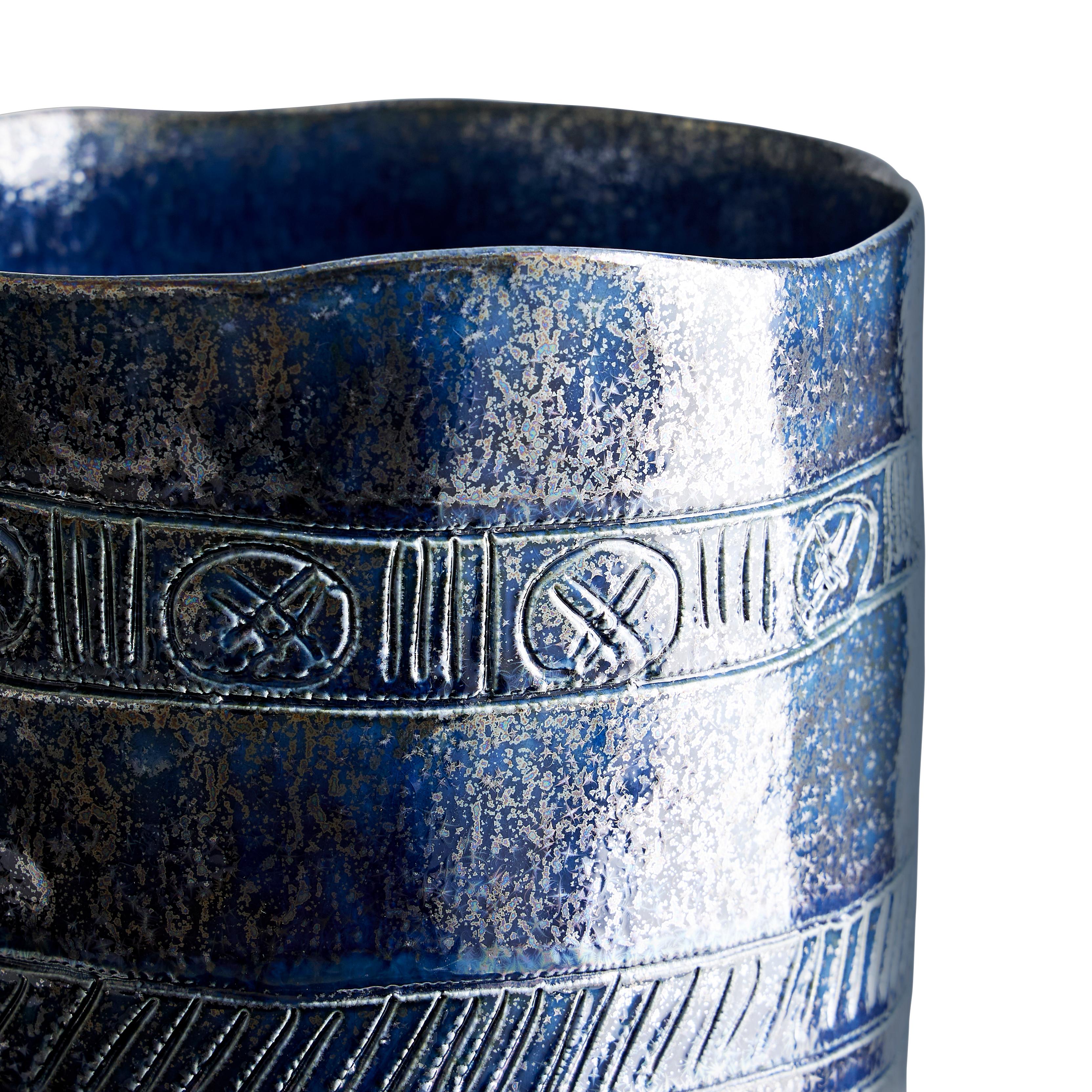 Fait main Grand vase Frieze, sculpté à la main en céramique émaillée en vente