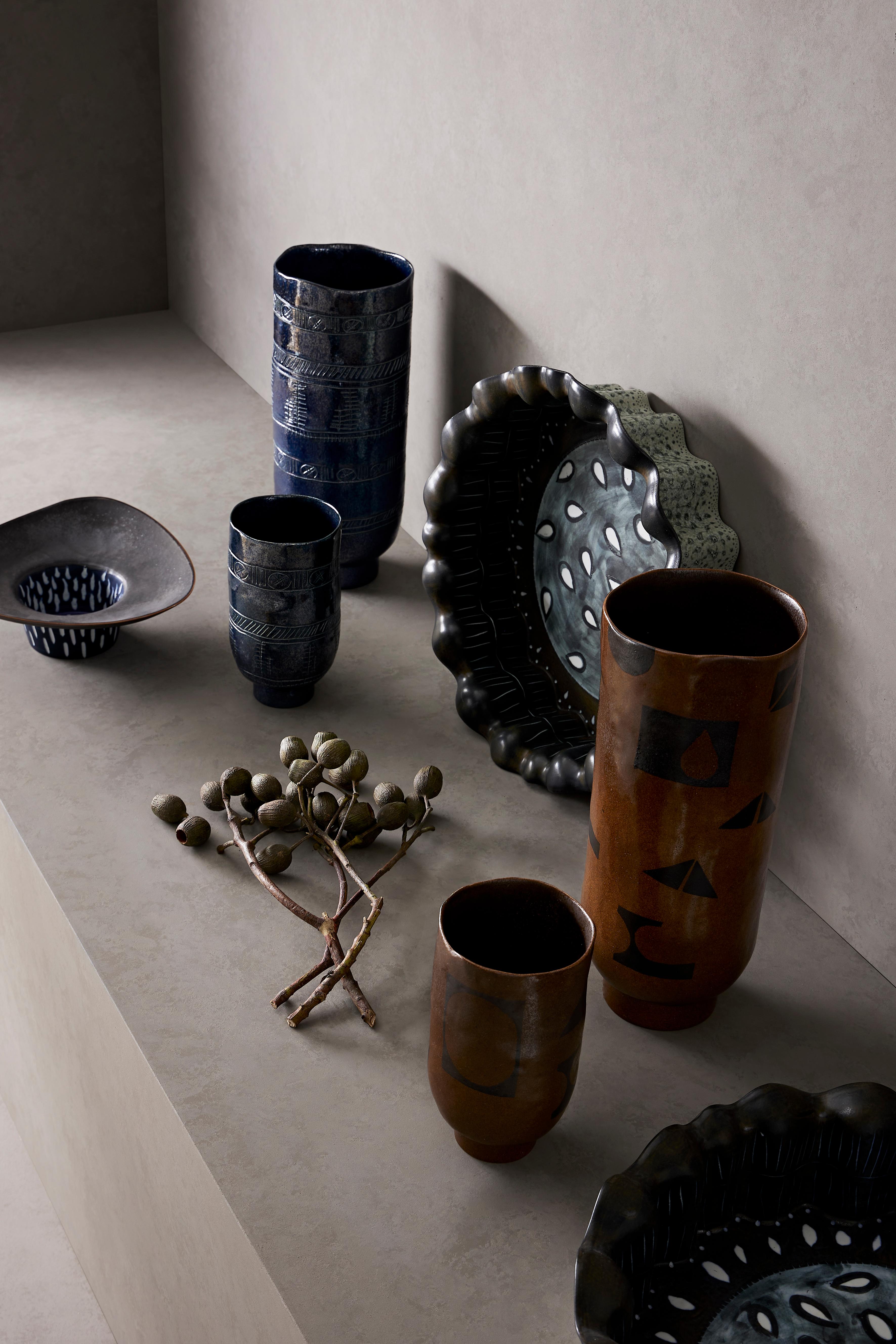 Poterie Grand vase Frieze, sculpté à la main en céramique émaillée en vente