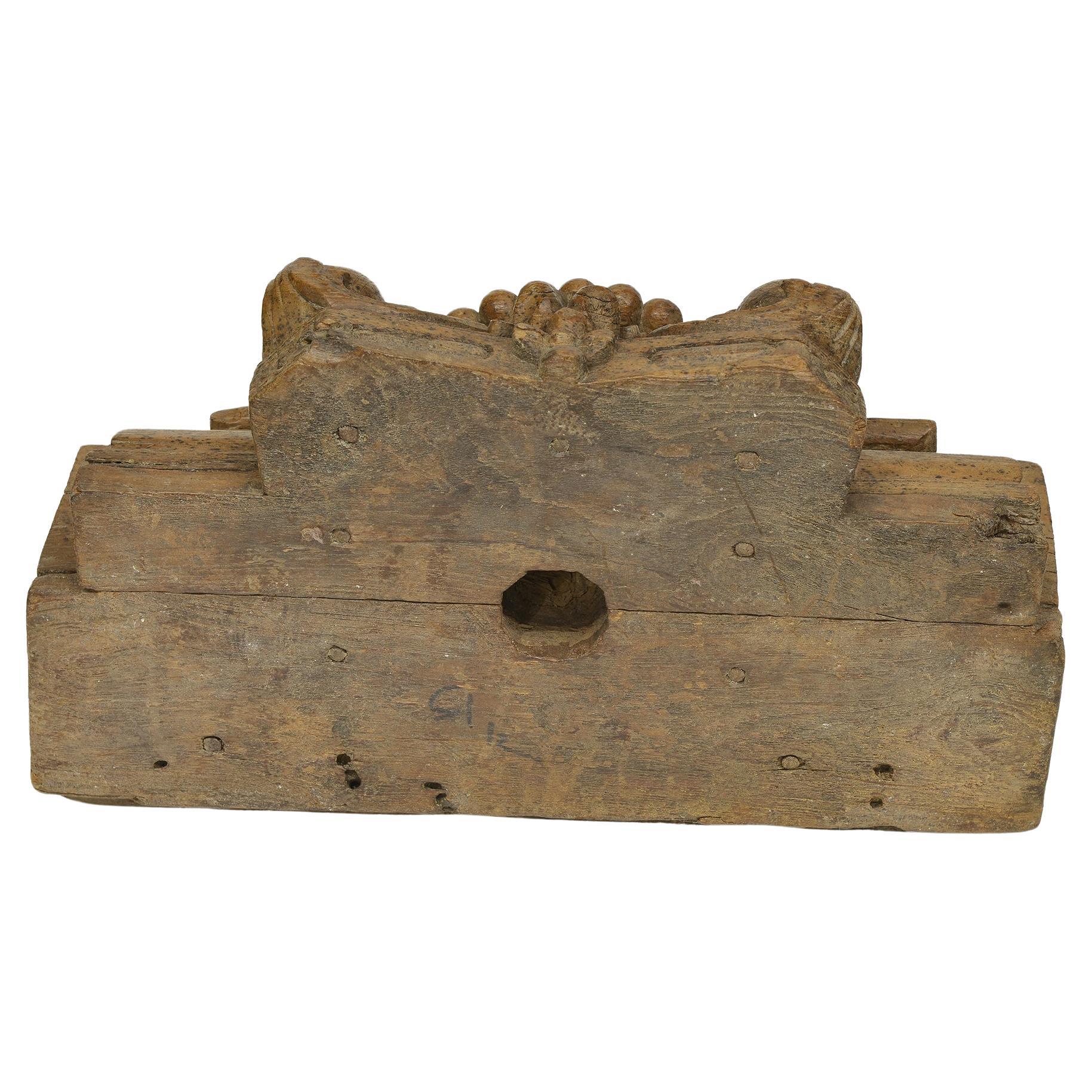 Longue frise avec un demi chapiteau et des grenades, à utiliser comme vous le souhaitez : dans une structure murale, comme base pour des sculptures, sur un mur de jardin également car elle est en teck.
Maintenant avec un bon prix : pour les