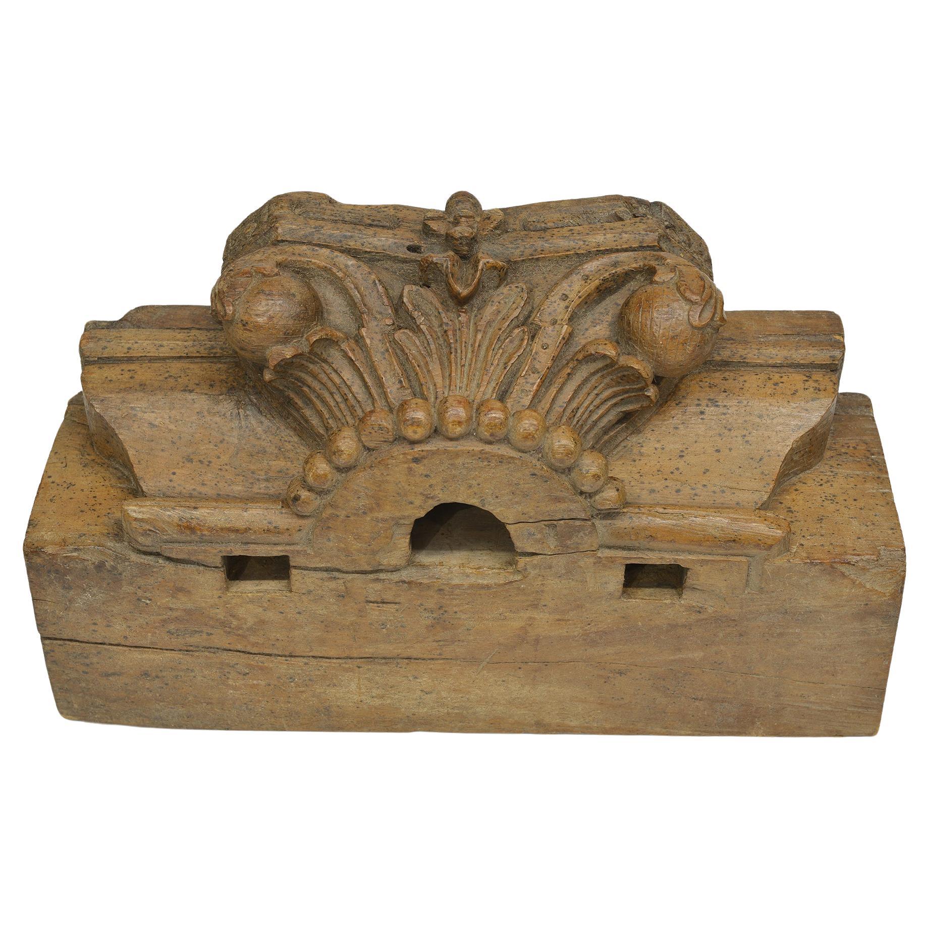 Fait main Frise avec demi-chapiteau en bois en vente