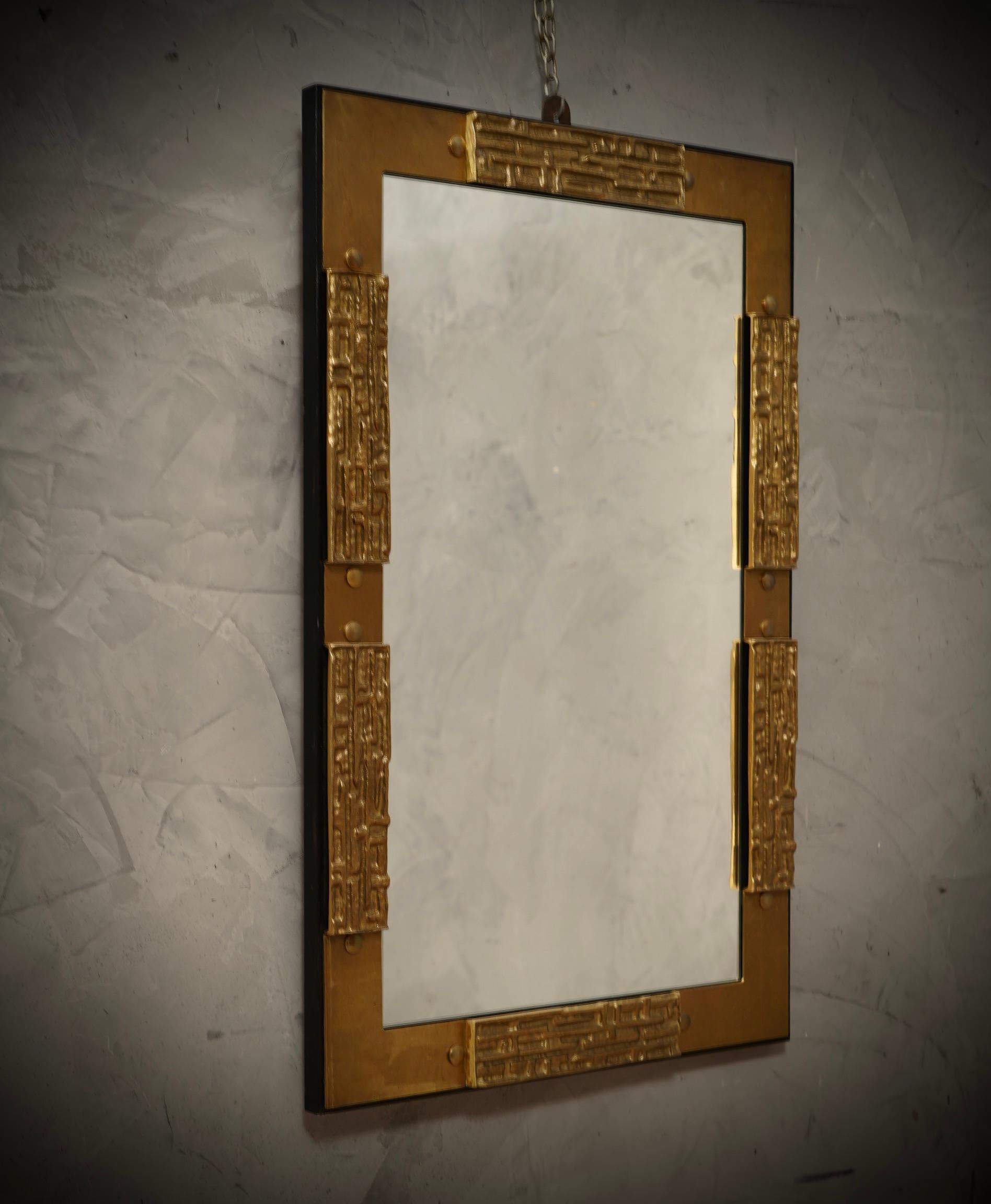 A strong brass frame reaches the eye of the beholder, leaving him enraptured; Wall mirror in black lacquered wood and artistic brass. With a beautiful shape and excellent dimensions, the wall mirror is a real design object.

The structure of the