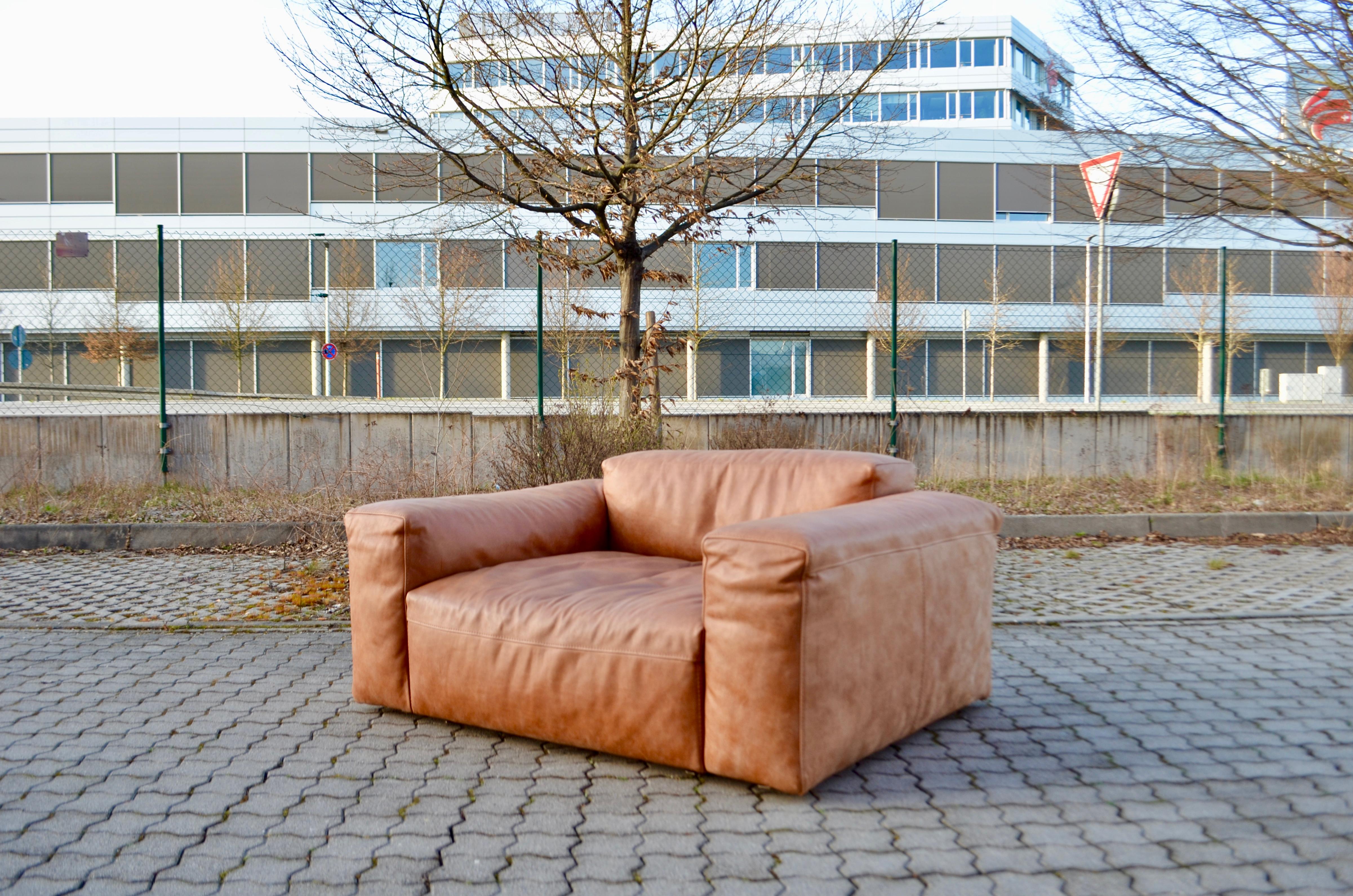 Frigerio leather armchair Modell Cooper that is also a loveseat.
The sizes of this Modell Cooper is medium with depth of 103 cm.
Featuring maximum softness, the Cooper armchair features oversize volumes, rounded in its de-structured shapes