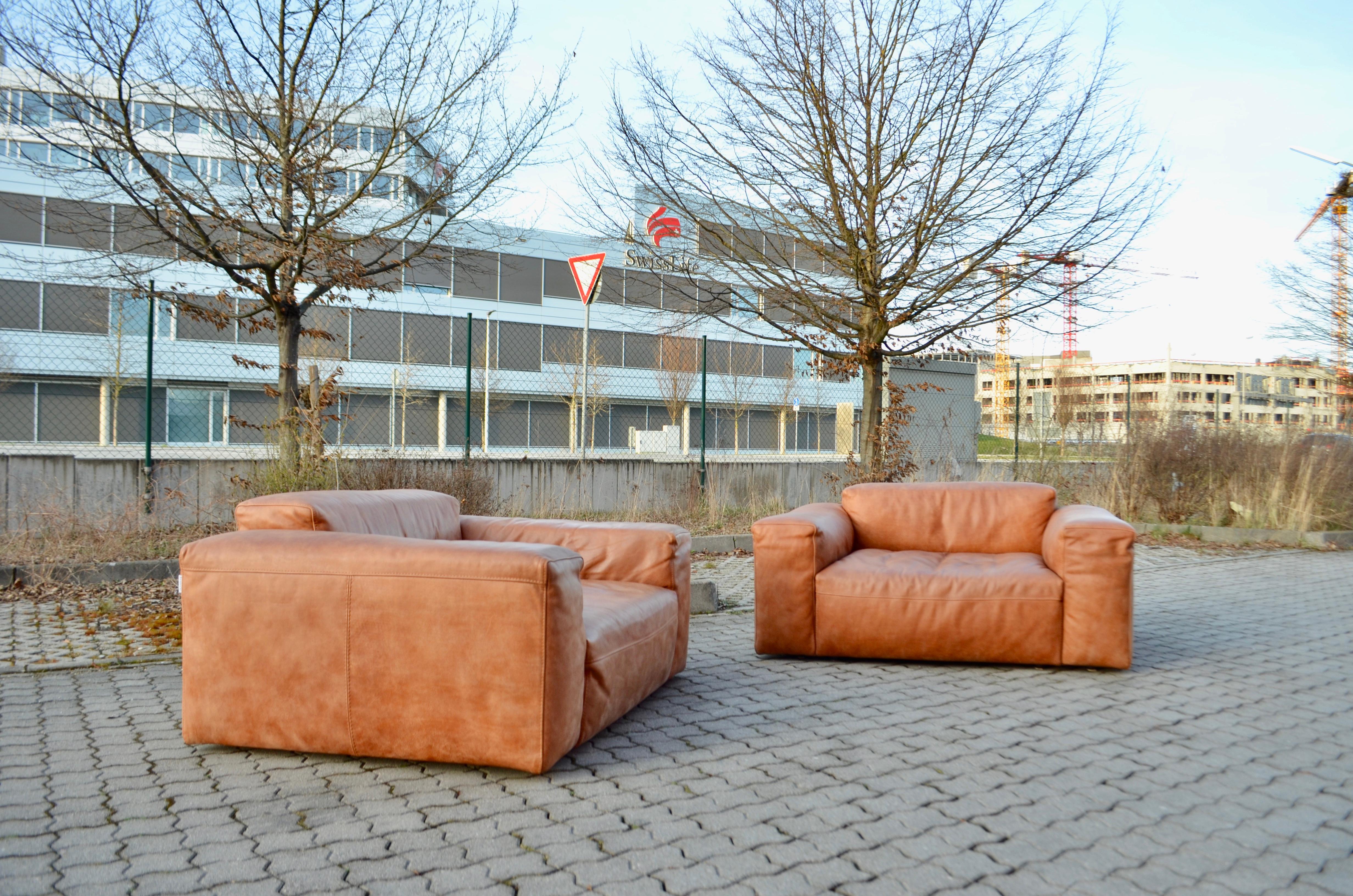 Frigerio leather armchair Modell Cooper that is also a loveseat.
The sizes of this Modell Cooper is medium with depth of 103 cm.
Featuring maximum softness, the Cooper armchair features oversize volumes, rounded in its de-structured shapes